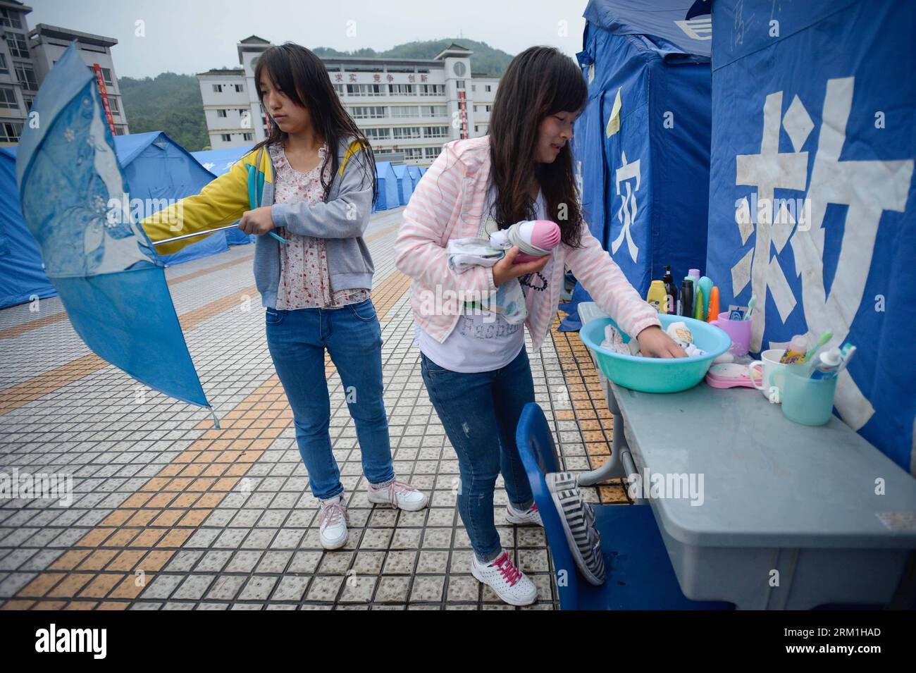 Bildnummer: 59581811 Datum: 29.04.2013 Copyright: imago/Xinhua (130429) -- TIANQUAN, 29. April 2013 (Xinhua) -- zwei Schüler arrangieren ihre Toilettenbedarf außerhalb ihres vorübergehend errichteten Wohnheims in der Tianquan Middle School im Tianquan County, südwestchinesische Provinz Sichuan, 29. April 2013. Die vom Erdbeben heimgesuchte Region in der Provinz Sichuan erhielt am 29. April einen Niederschlag, aber der Regen hatte keine Auswirkungen auf die Schüler, die ihren Unterricht in fabrizierten Häusern wieder aufgenommen haben. (Xinhua/Li Qiaoqiao) (lfj) CHINA-SICHUAN-LUSHAN EARTHQUAKE-RAINFALL (CN) PUBLICATIONxNOTxINxCHN xcb x0x 2013 quer 59581 Stockfoto