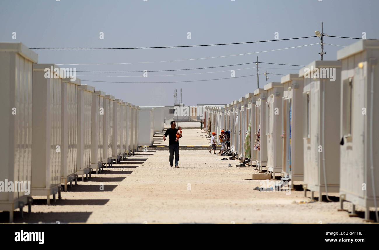 Bildnummer: 59583005 Datum: 29.04.2013 Copyright: imago/Xinhua syrische Flüchtlinge wandern innerhalb des Flüchtlingslagers Mrajeeb Al Fhood, 20 km (12,4 Meilen) östlich der Stadt Zarqa, 29. April 2013. Das Mrajeeb Al Fhood-Lager, das von den Vereinigten Arabischen Emiraten finanziert wird, hat laut der Roten Halbmond-Gesellschaft der Vereinigten Arabischen Emirate bisher etwa 2500 syrische Flüchtlinge aufgenommen. (Xinhua/Mohammad Abu Ghosh) JORDANIEN-ZARQA-SYRISCHE FLÜCHTLINGE PUBLICATIONxNOTxINxCHN Gesellschaft x2x xkg 2013 quer o0 Flüchtling Flüchtlingslager Bürgerkrieg Politik 59583005 Datum 29 04 2013 Copyright Imago XINHUA syrische Ref Stockfoto