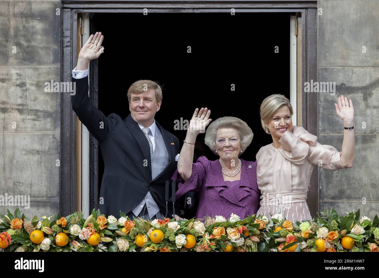 Bildnummer: 59584487 Datum: 30.04.2013 Copyright: imago/Xinhua (130430) -- AMSTERDAM, 30. April 2013 (Xinhua) -- der niederländische König Willem-Alexander (L), seine Frau Königin Maxima (R) und Prinzessin Beatrix (C) winken der Menge auf dem Balkon des Königlichen Palastes in Amsterdam am 30. April 2013 zu. Nach 33 Jahren auf dem Thron dankte die niederländische Königin Beatrix am Dienstag zugunsten ihres Sohnes Willem-Alexander ab. (Xinhua ) (bxq) NIEDERLANDE-AMSTERDAM-KÖNIG PUBLICATIONxNOTxINxCHN People Entertainment Adel Königshaus Niederlande Thronwechsel Thronfolge xdp x1x 2013 quer Aufmacher Premiere o0 Familie privat 59584487 Stockfoto