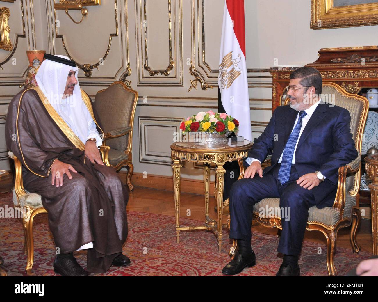 Bildnummer: 59588954 Datum: 30.04.2013 Copyright: imago/Xinhua (130430) -- KAIRO, 30. April 2013 (Xinhua) -- Ein von der ägyptischen Präsidentschaft herausgegebenes Handout zeigt das Treffen des ägyptischen Präsidenten Mohamed Mursi (R) mit dem katarischen Premierminister und Außenminister Scheich Hamad bin Jassim al-Thani am 30. April 2013 in Kairo. (Xinhua/ägyptischer Ratsvorsitz) ÄGYPTEN-KATAR-MURSI-HAMAD-TREFFEN PUBLICATIONxNOTxINxCHN People Politik x0x xsk Premiumd x0x xsk 2013 quer 59588954 Datum 30 04 2013 Copyright Imago XINHUA Kairo April 30 2013 XINHUA ein von der ägyptischen Präsidentschaft herausgegebenes Handout zeigt Ego Stockfoto