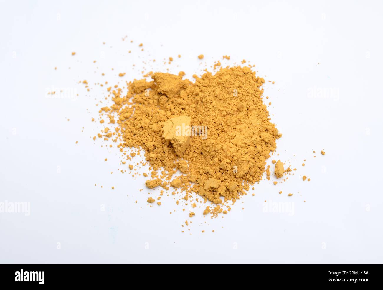 Gelbes Ocker- oder ockerfarbenes Goldochre-Pigment. Eine Mischung aus Eisen(III)-oxid und unterschiedlichen Mengen von Ton und Sand Stockfoto