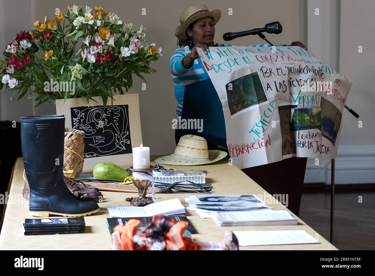 Bildnummer: 59610616 Datum: 06.05.2013 Copyright: imago/Xinhua Eine Bauernfrau nimmt am 6. Mai 2013 an der zweiten Phase der regionalen Tische für den Frieden auf dem Kongress der Republik in Bogota, der Hauptstadt Kolumbiens, Teil. Während der Eröffnungssitzung, die von Kongresskommissionen für den Frieden einberufen und von den Vereinten Nationen (UN) unterstützt wurde, nahmen bewaffnete Konfliktopfer mit Gegenständen und Zeugenaussagen Teil, die während der Dialoge zwischen der kolumbianischen Regierung und den kolumbianischen Revolutionären Streitkräften (FARC, für sein Akronym auf spanisch) in Havanna, der Hauptstadt Kubas, aufgedeckt werden sollten. (Xinhua/Jhon Paz) (rh) (Ah) KOLUMBIEN-MOOR Stockfoto