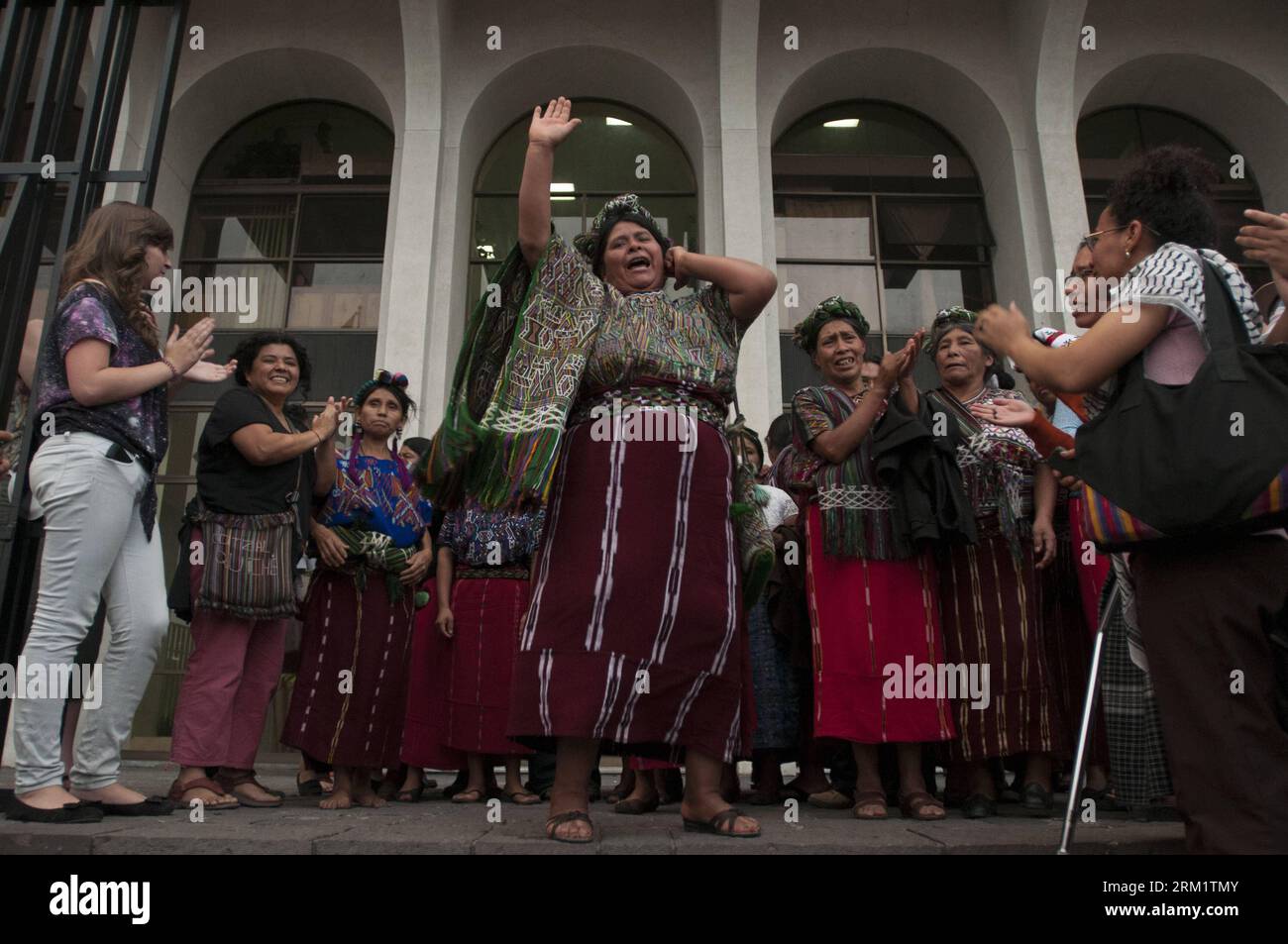Bildnummer: 59628707 Datum: 10.05.2013 Copyright: imago/Xinhua Ixil Maya-Indianer reagieren nach der Verurteilung des ehemaligen guatemaltekischen Präsidenten Efrain Rios Montt vor dem Obersten Gerichtshof in Guatemala City am 10. Mai 2013. Ein Freitag vor Gericht erklärte Guatemalas früheren Präsidenten Efrain Rios Montt des Völkermords und der Verbrechen gegen die Menschlichkeit schuldig. (Xinhua/Luis Echeverria) GUATEMALA-GUATEMALA-STADTPROZESS PUBLICATIONxNOTxINxCHN Politik Gesellschaft Freude xdp x2x 2013 quer o0 indigene, Prozess, Verurteilung, Urteil, Völkermord, Verbrechen gegen die Menschlichkeit, Freude 59628707 Datum 10 Stockfoto