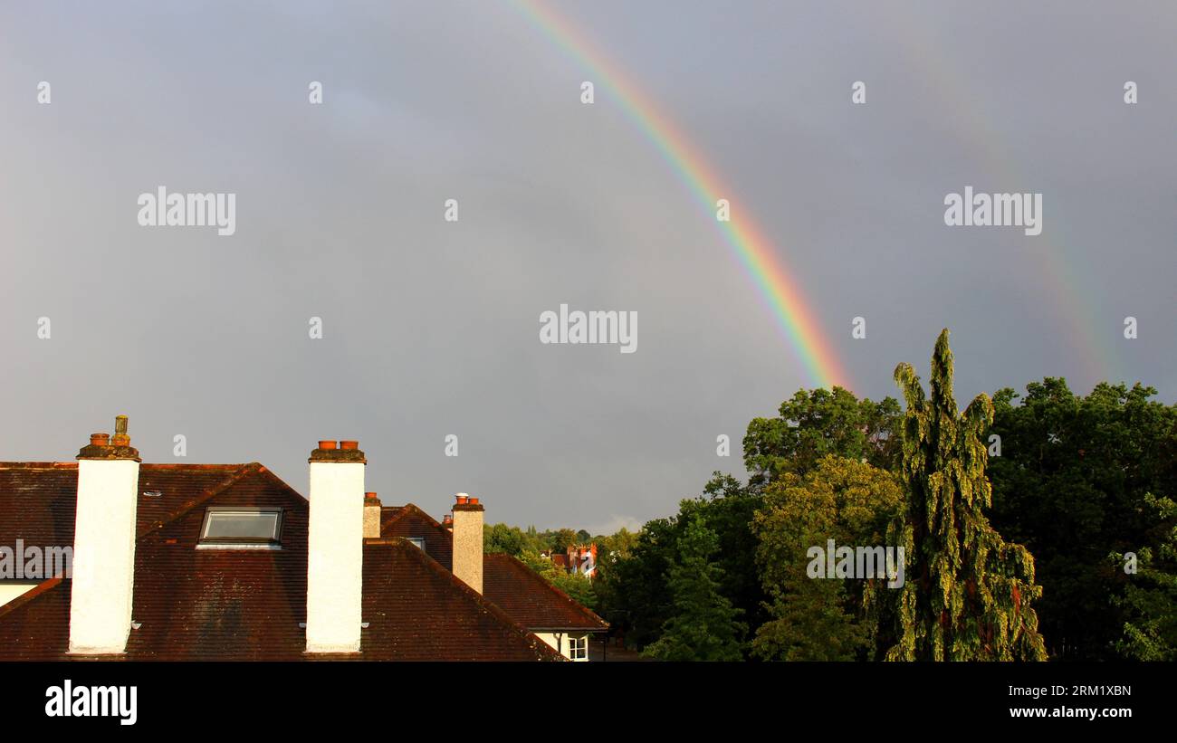 London, Großbritannien. 26. August 2023. Wetter in Großbritannien: Zeitweise Gewitter in der Hauptstadt den ganzen Tag über führen zu Regenbögen. Quelle: Aldercy Carling/Alamy Live News Stockfoto