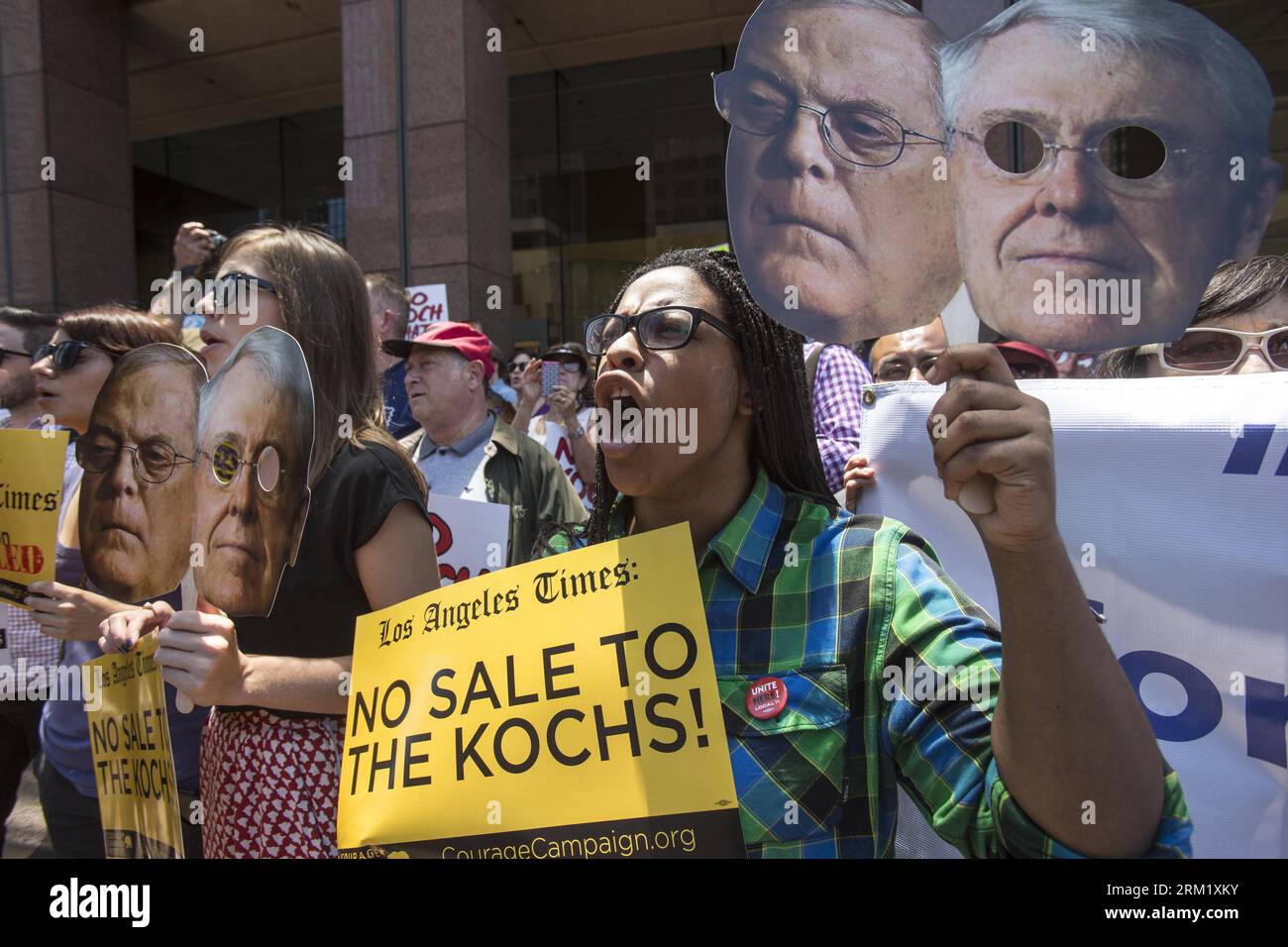 Bildnummer: 59646006 Datum: 14.05.2013 Copyright: imago/Xinhua (130515) -- LOS ANGELES, 14. Mai 2013 (Xinhua) -- Demonstranten schreien Parolen während einer Kundgebung gegen Koch-Brüder möglicher Kauf der Los Angeles Times in Downtown Los Angeles, USA, 14. Mai 2013. Die Öl- und Gas-Milliardäre Charles und David Koch wollen mehrere Zeitungen kaufen, darunter die Los Angeles Times. (Xinhua/Zhao Hanrong) (djj) U.S.-LOS ANGELES TIMES-KOCH BROTHERS-RALLY PUBLICATIONxNOTxINxCHN Wirtschaft Protest Kauf Verkauf Zeitung USA Medien Presse Premiere x0x xsk 2013 quer 59646006 Datum 14 Stockfoto