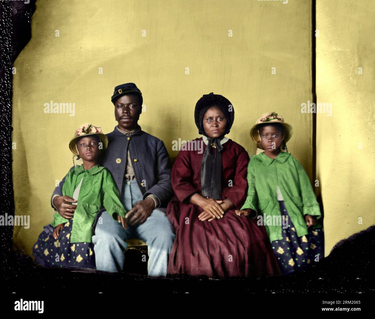 Sergeant Samuel Smith, afroamerikanischer Soldat der 119. USCT, in Unionsuniform mit seiner Frau Mollie und seinen Töchtern Mary und Maggie. Zwischen 1863 Uhr Stockfoto