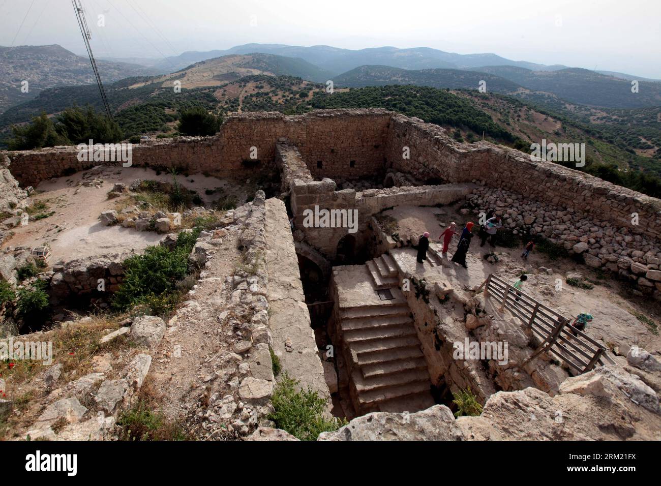 Bildnummer: 59665498 Datum: 19.05.2013 Copyright: imago/Xinhua (130519) -- AMMAN, 19. Mai 2013 (Xinhua) -- Touristen besuchen am 19. Mai 2013 die Burg Ajloun, etwa 73 km nördlich der jordanischen Hauptstadt Amman. Ajloun Castle, besser bekannt als Qal in AR-Rabad, wurde 1184 n. Chr. von einem der Generäle von Saladin erbaut, um die Eisenminen von Ajloun zu kontrollieren und die Franken von der Invasion der Stadt abzuhalten. (Xinhua/Mohammad Abu Ghosh) (zf) JORDAN-AMMAN-AJLOUN CASTLE PUBLICATIONxNOTxINxCHN Gesellschaft xbs x2x 2013 quer o0 Burg Ruine 59665498 Datum 19 05 2013 Copyright Imago XINHUA Amman 19. Mai 2013 XINHUA to Stockfoto