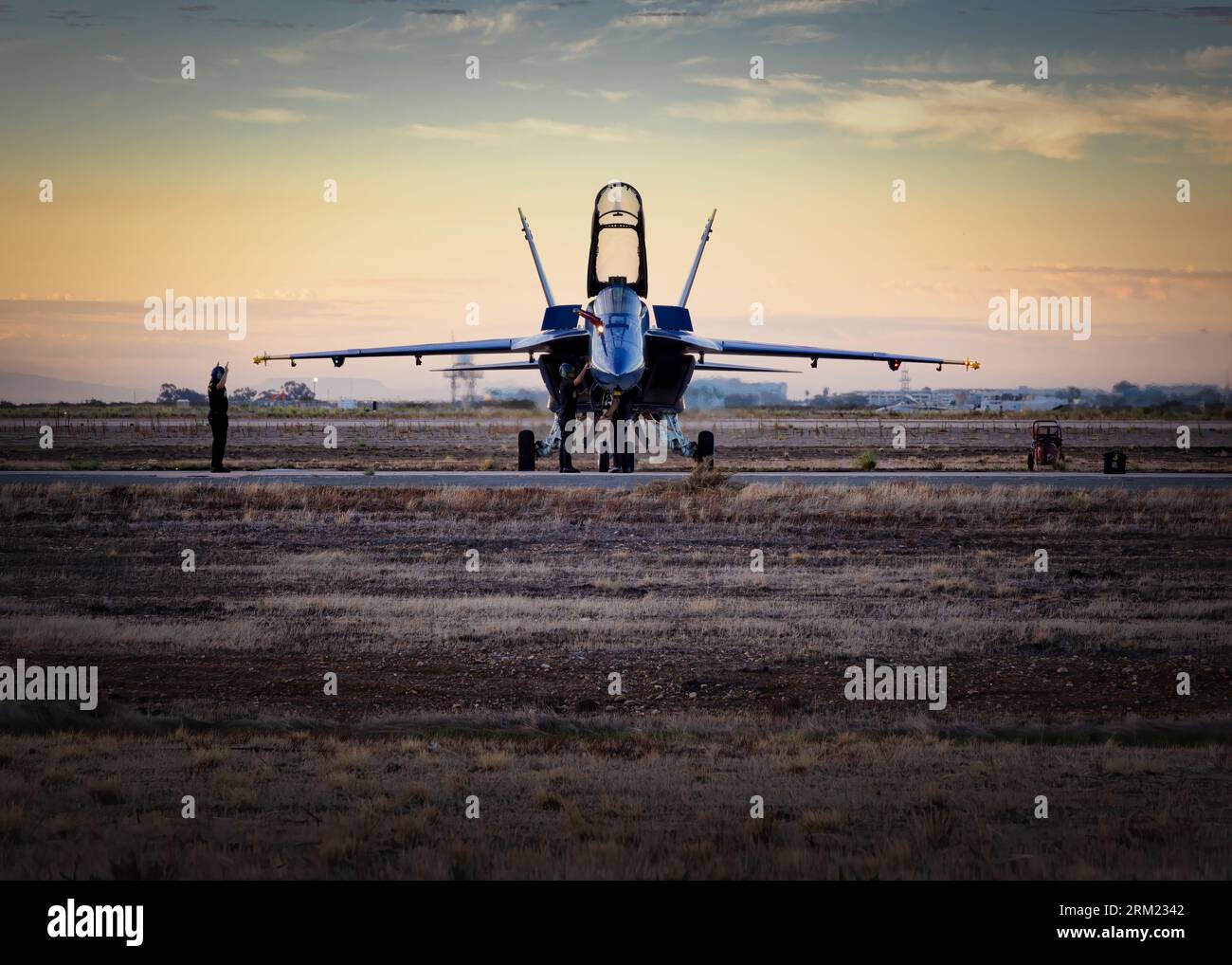Die Blue Angels-Bodenbesatzung auf der Fluglinie bei Sonnenaufgang, um sicherzustellen, dass das Flugzeug für die Miramar Airshow 2022 bereit ist. Stockfoto