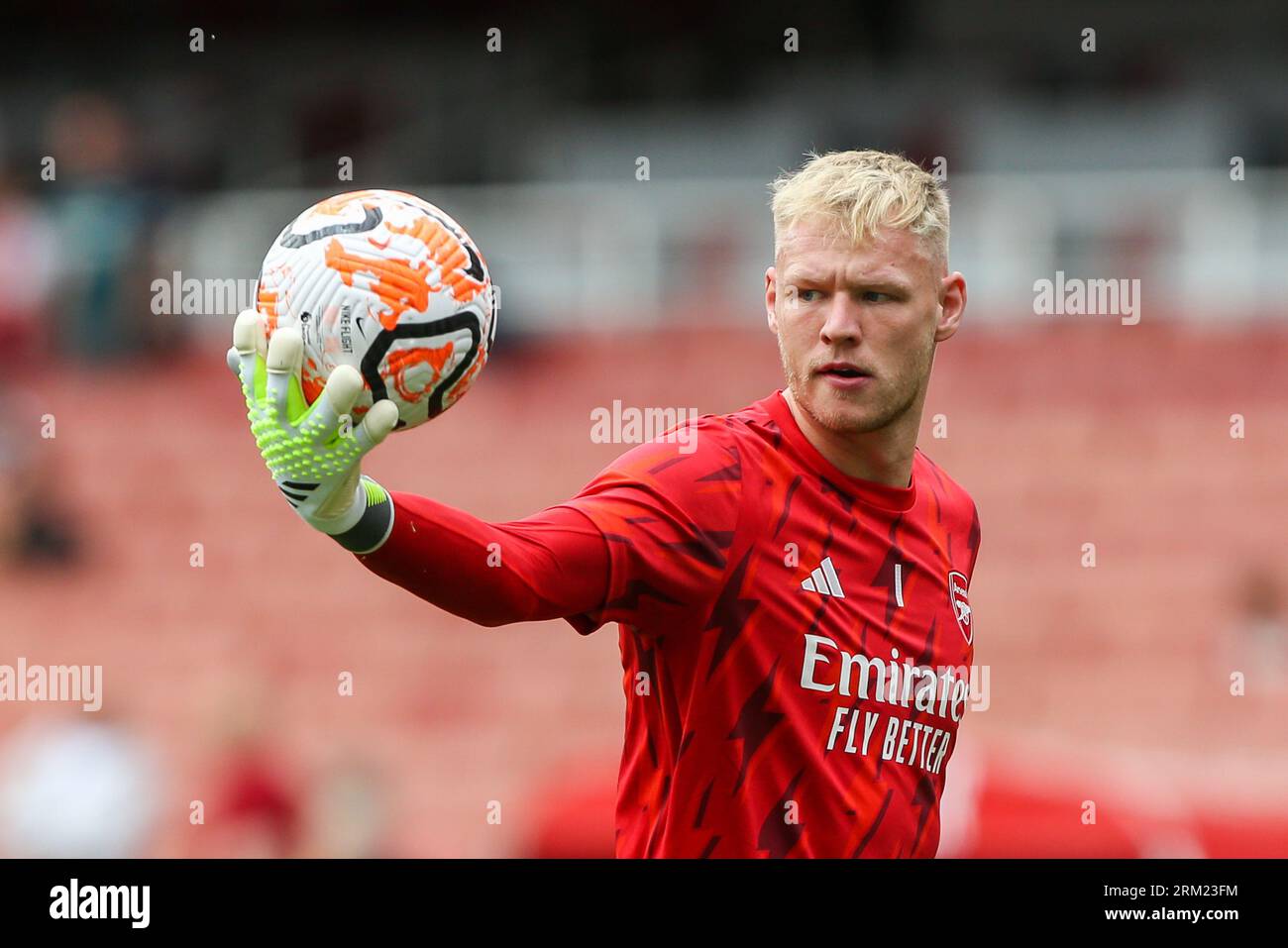 Aaron Ramsdale #1 von Arsenal erwärmt sich beim Premier League-Spiel Arsenal vs Fulham im Emirates Stadium, London, Vereinigtes Königreich. 26. August 2023. (Foto von Arron Gent/News Images) in London, Großbritannien am 26.08.2023. (Foto: Arron Gent/News Images/SIPA USA) Credit: SIPA USA/Alamy Live News Stockfoto