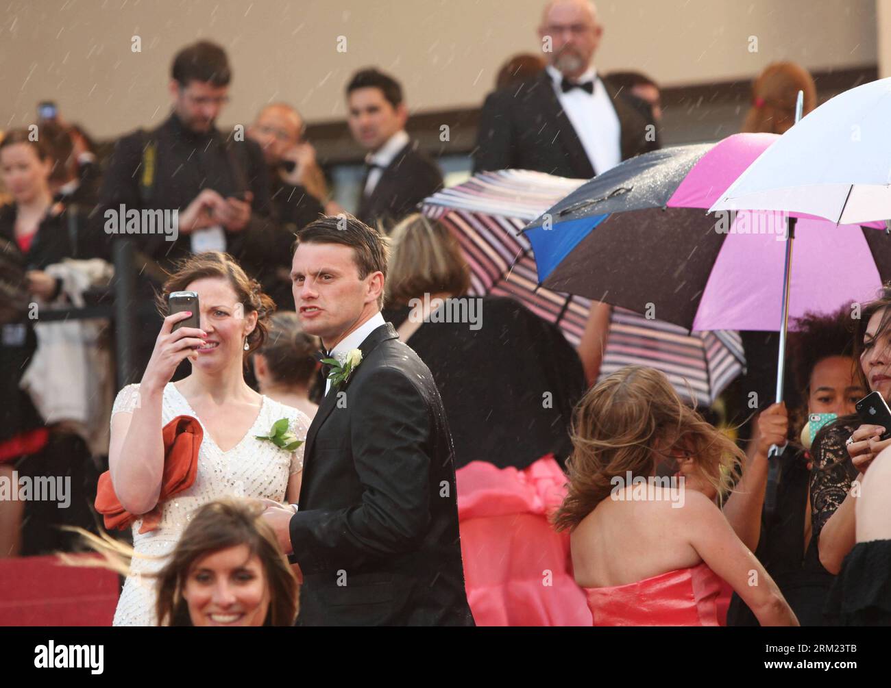 Bildnummer: 59680136 Datum: 22.05.2013 Copyright: imago/Xinhua CANNES -- Filmfans kommen, um Premieren im Regen bei der 66. Ausgabe der Filmfestspiele von Cannes in Cannes, Südfrankreich, am 22. Mai 2013 zu sehen. (Xinhua/Gao Jing)(axy) FRANCE-CANNES-FILM FESTIVAL-WETTER PUBLICATIONxNOTxINxCHN Kultur Entertainment People Film 66 Internationale Filmfestspiele Cannes Filmpremiere Premiere Wetter Regen xsp x0x 2013 quer 59680136 Datum 22 05 2013 Copyright Imago XINHUA Cannes Film Supporters Come to Watch Premieren in the Rain BEI der Ausgabe der Cannes Film Festival in Cannes Südfrankreich Stockfoto