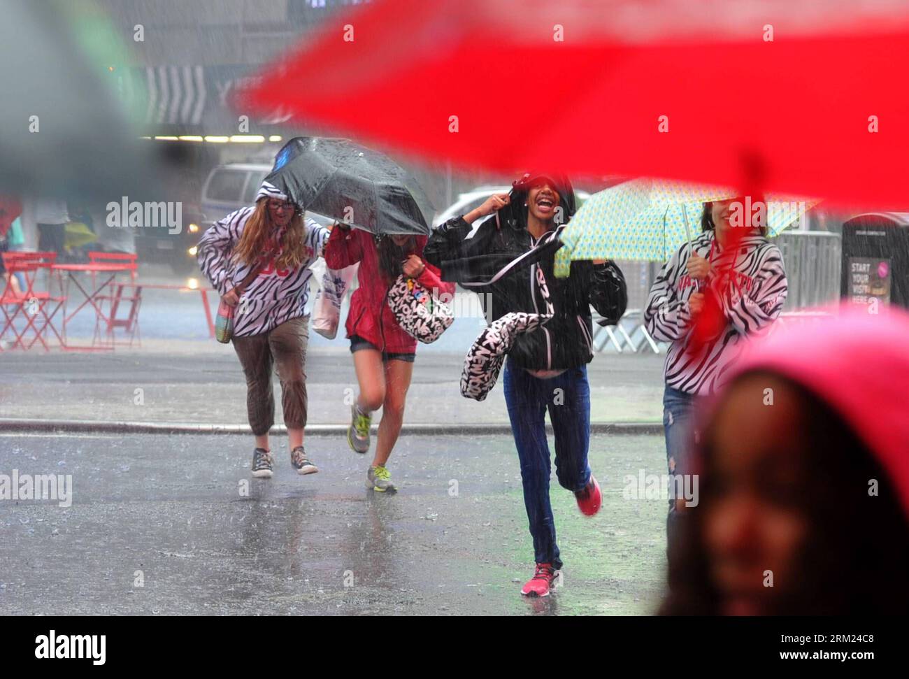 Bildnummer: 59686769 Datum: 23.05.2013 Copyright: imago/Xinhua (130523) -- NEW YORK, 23. Mai 2013 (Xinhua) -- Lauf im Regen am Times Square in Midtown Manhattan, 23. Mai 2013. In seinem heute veröffentlichten Ausblick auf die Atlantische Hurrikansaison 2013 prognostiziert das National Oceanic and Atmospheric Administration (NOAA) Climate Prediction Center in diesem Jahr eine aktive oder extrem aktive Saison mit einer Wahrscheinlichkeit von 70 Prozent von 13 bis 20 benannten Stürmen (Winde von 39 mph oder höher). davon könnten 7 bis 11 Hurrikane werden, darunter 3 bis 6 größere Hurrikane während der sechsmonatigen Hurrikansaison, die im Juni beginnt Stockfoto