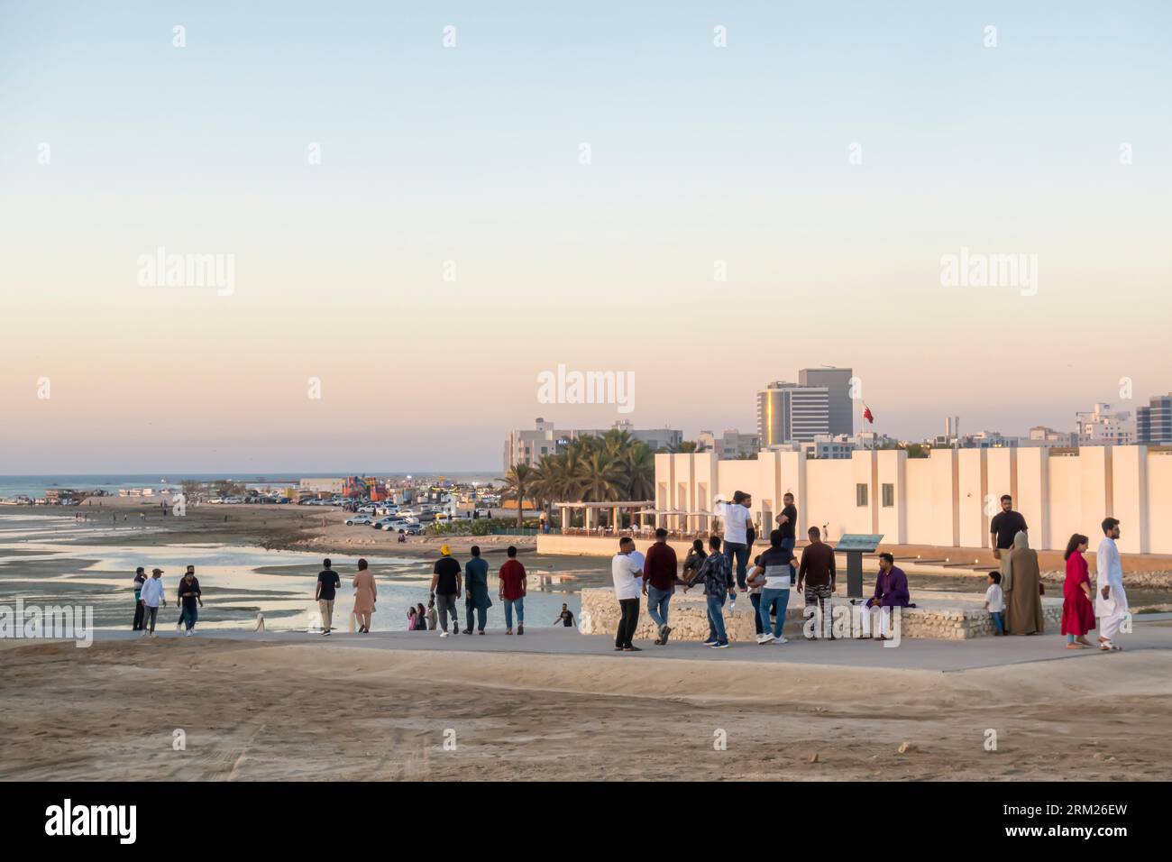 Touristen besuchen die Ruinen der Festung Tylos, die Ruinen der Festung Tylos, das Bahrain Fort Museum, Qal'at al-Bahrain - Bahrain Fort, die Festung in Al Qala, Bahrain Stockfoto