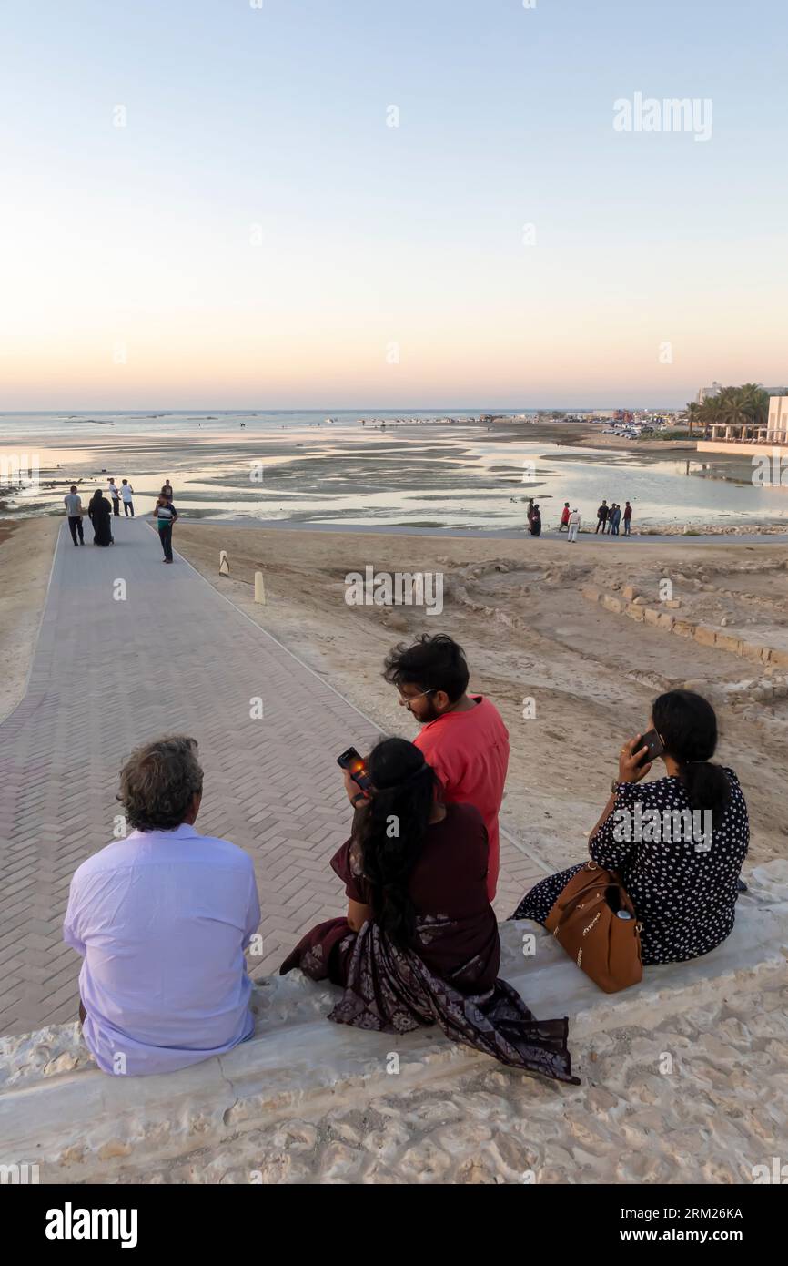 Touristen besuchen die Ruinen der Festung Tylos, die Ruinen der Festung Tylos, das Bahrain Fort Museum, Qal'at al-Bahrain - Bahrain Fort, die Festung in Al Qala, Bahrain Stockfoto