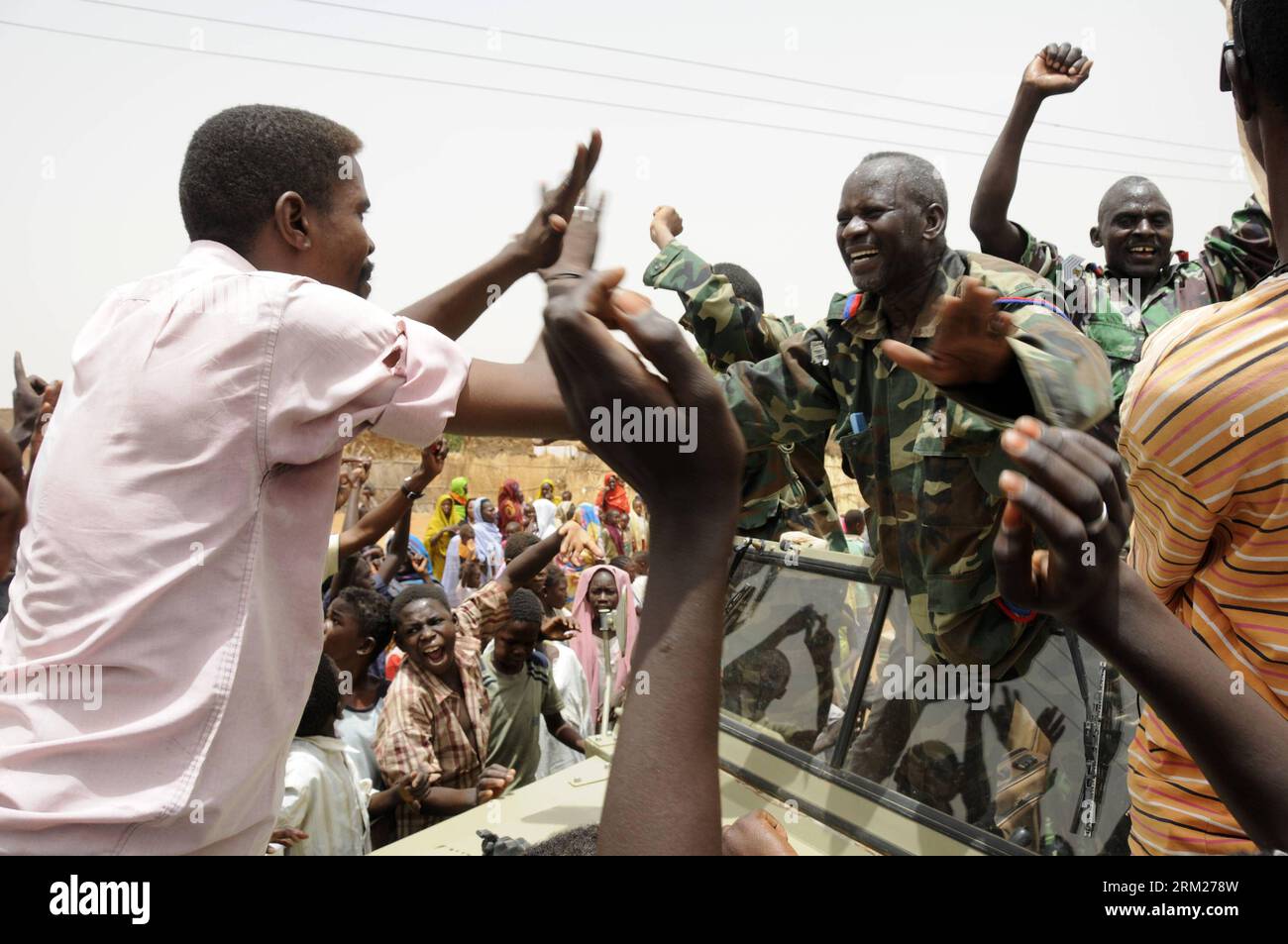 Bildnummer: 59722706 Datum: 28.05.2013 Copyright: imago/Xinhua (130529) -- KHARTUM, 28. Mai 2013 (Xinhua) -- Lokale Resdidents begrüßen Soldaten, die vom Schlachtfeld in El Rahad, dem Bundesstaat Nordkordofan des Sudan, am 28. Mai 2013 zurückkehren. Die sudanesische Armee gab am Montag bekannt, dass sie das strategische Gebiet von Abu Karshula im Bundesstaat Süd-Kordofan von den Rebellen der Revolutionären Front befreit hat. (Xinhua/Mohammed Babiker) (ybg) SUDAN-ABU KARSHULA-LIBERATION PUBLICATIONxNOTxINxCHN xcb x2x 2013 quer premiumd o0 Gesellschaft Militär Bürgerkrieg 59722706 Datum 28 05 2013 Copyright Imago XINHUA Khartoum Mai Stockfoto