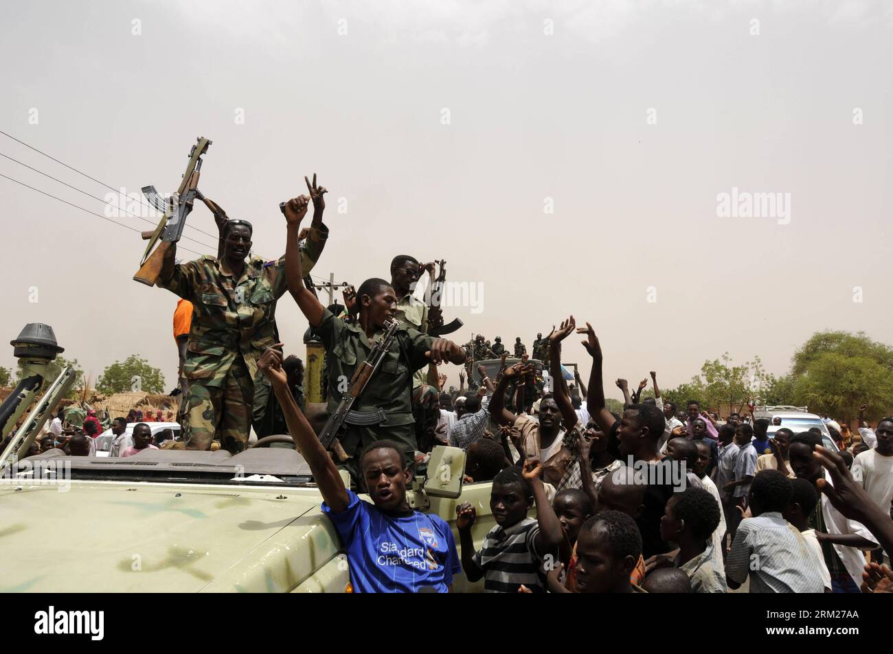 Bildnummer: 59722705 Datum: 28.05.2013 Copyright: imago/Xinhua (130529) -- KHARTUM, 28. Mai 2013 (Xinhua) -- Lokale Resdidents begrüßen Soldaten, die vom Schlachtfeld in El Rahad, dem Bundesstaat Nordkordofan des Sudan, am 28. Mai 2013 zurückkehren. Die sudanesische Armee gab am Montag bekannt, dass sie das strategische Gebiet von Abu Karshula im Bundesstaat Süd-Kordofan von den Rebellen der Revolutionären Front befreit hat. (Xinhua/Mohammed Babiker) (ybg) SUDAN-ABU KARSHULA-LIBERATION PUBLICATIONxNOTxINxCHN xcb x2x 2013 quer premiumd o0 Gesellschaft Militär Bürgerkrieg 59722705 Datum 28 05 2013 Copyright Imago XINHUA Khartoum Mai Stockfoto