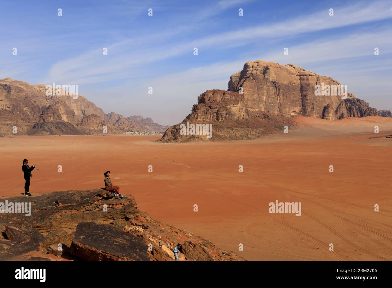 Überblick über den Jebel Umm Al Ishrin Rock, Wadi Rum, UNESCO-Weltkulturerbe, Jordanien, Naher Osten Stockfoto