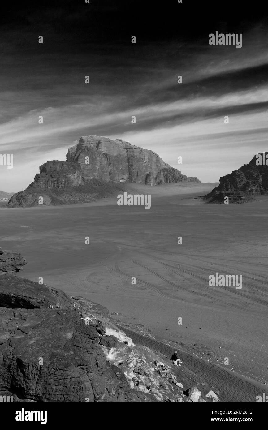 Überblick über den Jebel Umm Al Ishrin Rock, Wadi Rum, UNESCO-Weltkulturerbe, Jordanien, Naher Osten Stockfoto