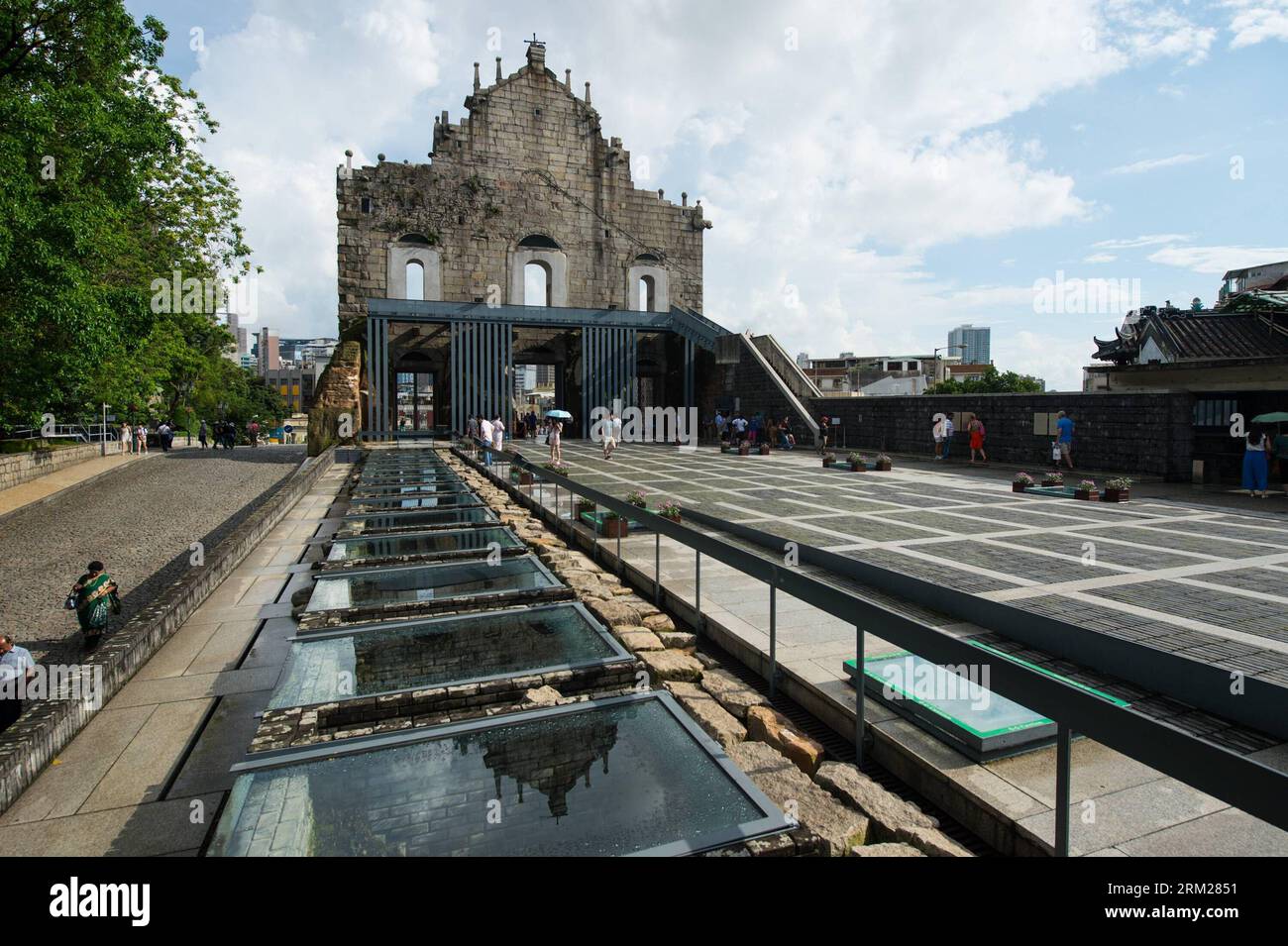 Foto vom 29. Mai 2013 zeigt die Ruinen von St. Paul s in Macao, Südchina. Die Ruinen von St. Paul s, ein berühmtes Weltkulturerbe im historischen Zentrum von Macao, bezieht sich auf die Fassade der ursprünglich 1602-1640 erbauten Kirche Mater Dei und die Ruinen von St. Paul s College, das neben der Kirche stand, wurde 1835 durch einen Brand zerstört. Das barocke Design der Granitfassade ist einzigartig in China und trägt einige skulpturale westliche und orientalische Motive. (Xinhua/Cheong kam Ka) (wqq) CHINA-MACAO-RUINEN VON ST. PAUL S (CN) PUBLICATIONXNOTXINXCHN Stockfoto