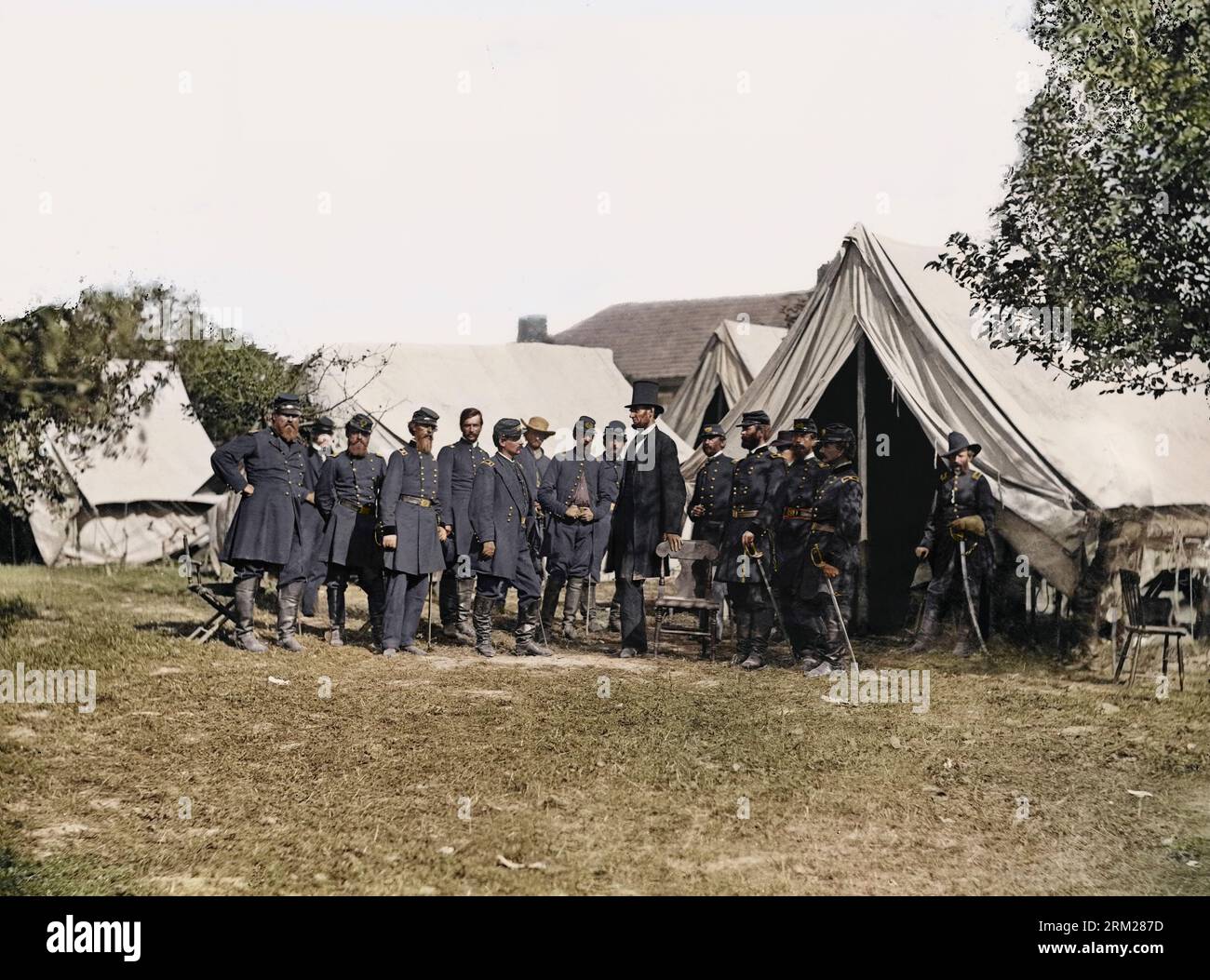 Antietam, Präsident Lincoln mit General George B. McClellan und einer Gruppe von Offizieren. Oktober 1862. In diesem Porträt McClellan, Diminutiv und in A Stockfoto