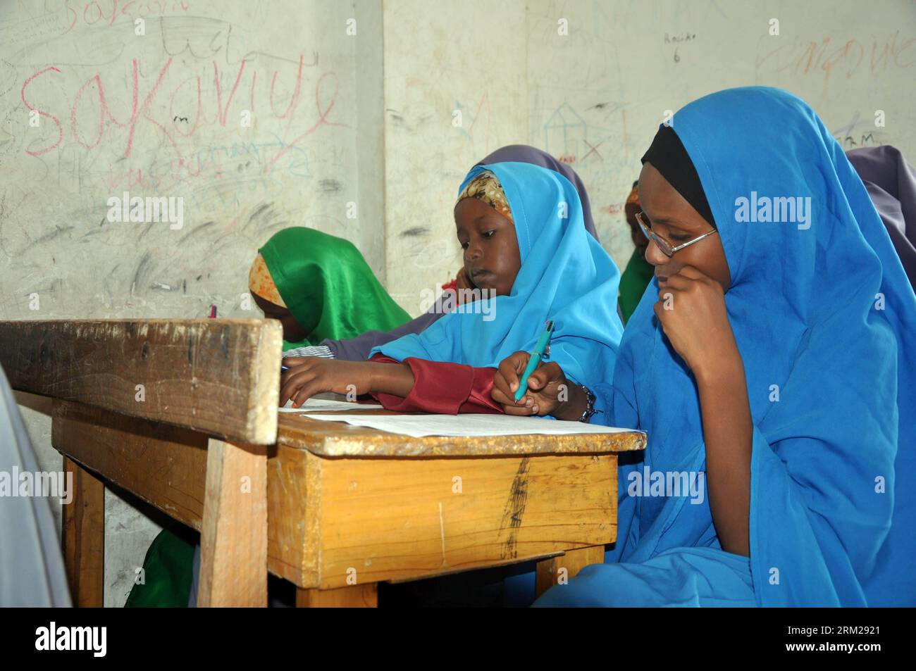 Bildnummer: 59743767 Datum: 11.05.2013 Copyright: imago/Xinhua (130531) -- 2013 (Xinhua) -- Somalische Mädchen machen eine Prüfung in Mogadishu, Somalia, 11. Mai 2013. Gemäß dem von den Vereinten Nationen veröffentlichten Bericht über die Millenniums-Entwicklungsziele 2012 wurden die Lebensbedingungen von Kindern in afrikanischen Ländern südlich der Sahara verbessert. da die Einschreibungsquoten von Kindern im Grundschulalter von 58 auf 76 Prozent deutlich stiegen und die Sterblichkeit unter fünf Jahren zwischen 2000 und 2010 um 2,4 Prozent pro Jahr zurückging. (Xinhua/Qi Lin)(Pcy) SUBSAHARA-AFRIKA-KINDER PUBLICATIONxNOTxINxCHN Gesellschaft Kind xas Stockfoto