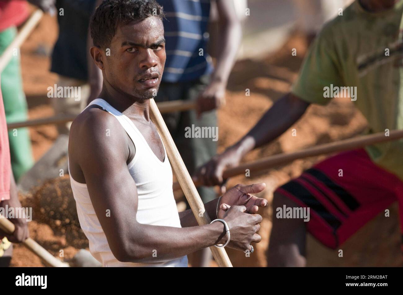 Bildnummer: 59773585 Datum: 05.06.2013 Copyright: imago/Xinhua (130605) -- ILAKAKA (MADAGASKAR), 5. Juni 2013 (Xinhua) -- Ein Arbeiter macht am 31. Mai 2013 Eine Pause in einer Saphirmine in Ilakaka, der berühmten Saphirstadt im Südwesten Madagaskars. Seit der Entdeckung von alluvialen Saphirvorkommen im Jahr 1998 wuchs die Bevölkerung von 40 Einwohnern auf fast 60.000 Einwohner im Jahr 2005 an, darunter viele Geschäftsleute aus Thailand, Indien, Frankreich, China usw. die meisten von ihnen träumten davon, in einer Nacht reich zu werden, um Saphire zu finden. Madagaskar, berühmt für seine Saphir-Produktion, stand neben Australien als einer von t Stockfoto