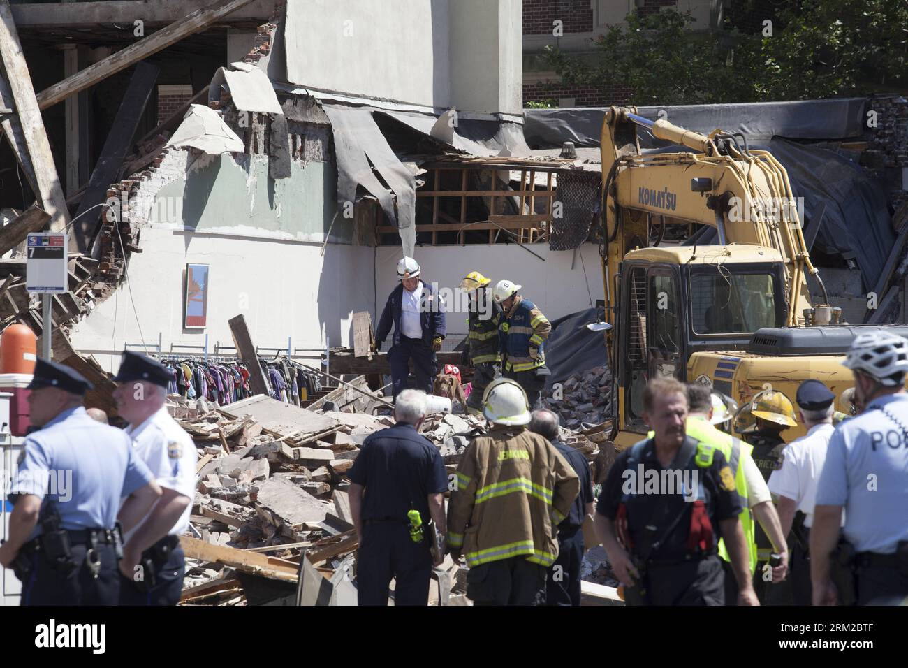 Bildnummer: 59781678  Datum: 05.06.2013  Copyright: imago/Xinhua (130605) -- PHILADELPHIA, June 5, 2013 (Xinhua) -- Firefighters search the wreckage with a rescue dog at the scene of a building collapse that impacted the Salvation Army Thrift Shop in Philadelphia, the United States, June 5, 2013. A building has collapsed in the U.S. city of Philadelphia, with 12 injured. (Xinhua/Marcus DiPaola) US-PHILADELPHIA-BUILDING COLLAPSE PUBLICATIONxNOTxINxCHN Gesellschaft Unglück Unfall Einsturz Gebäude Zusammanbruch Haus USA premiumd x0x xmb 2013 quer      59781678 Date 05 06 2013 Copyright Imago XINH Stockfoto