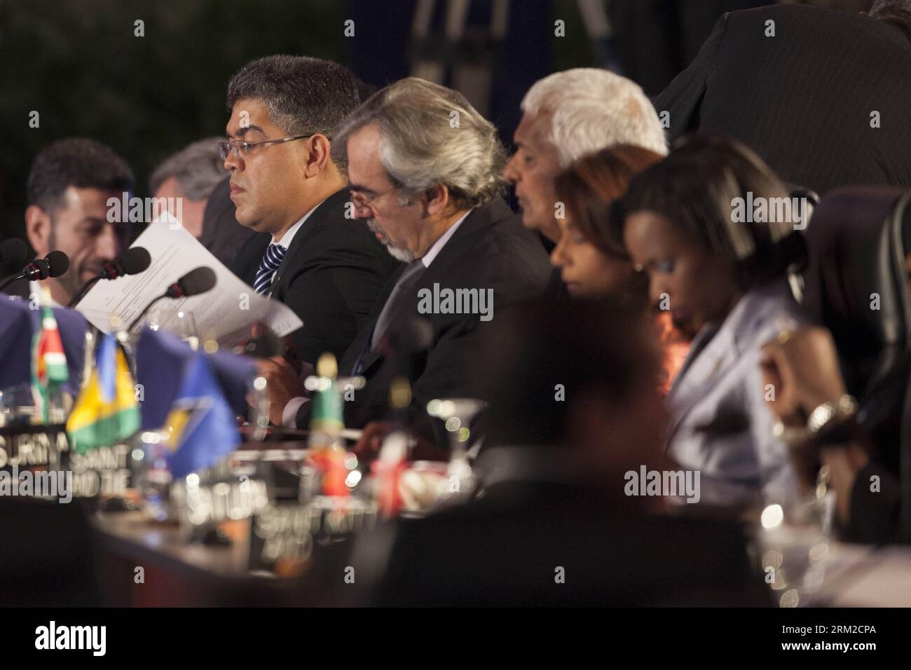 Bildnummer: 59788959 Datum: 06.06.2013 Copyright: imago/Xinhua der venezolanische Außenminister Elias Jaua (L) nimmt am 6. Juni 2013 an der dritten Plenartagung der 43. Generalversammlung der OAS in Antigua (Guatemala) Teil. Die 43. Generalversammlung der OAS endete am Donnerstag mit dem Konsens der Mitglieder der OAS, die Beratungen über die Schaffung einer regionalen Drogenstrategie, die 2016 angewendet werden soll, fortzusetzen. (Xinhua/Luis Echeverria) (lr) GUATEMALA-ANTIGUA-OAS-DIE 43. GENERALVERSAMMLUNG-DIE DRITTE PLENARTAGUNG PUBLICATIONxNOTxINxCHN Aussenministertreffen Amerika People Polit Stockfoto