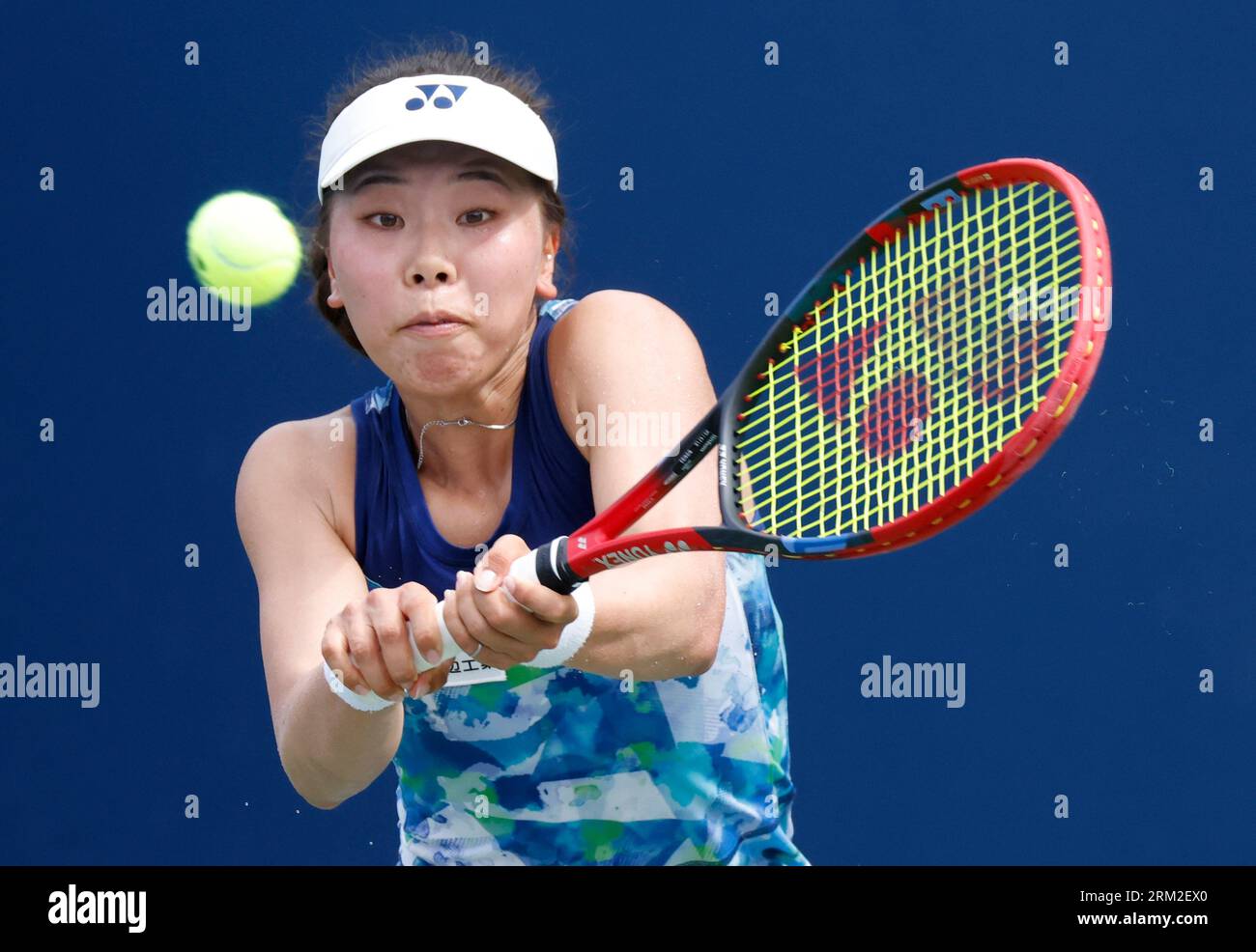 Flushing Meadow, United Erklärte. 26. August 2023. Himeno Sakatsume aus Japan kehrt einen Ball an Kaja zurück.Juvan aus Slowenien im Qualifikationsfinale für Frauen auf Platz 16 bei den US Open Tennis Championships 2023 im USTA Billie Jean King National Tennis Center am Samstag, den 26. August 2023 in New York City. Foto von John Angelillo/UPI Credit: UPI/Alamy Live News Stockfoto