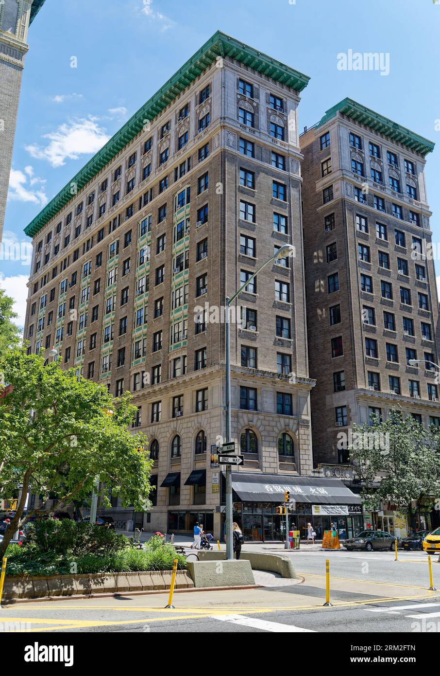 Manhattan Valley: Borchardts Fassade an der 220 West 98th Street behält die klassische dreiteilige Form von Basis, Schacht und Hauptstadt. Stockfoto