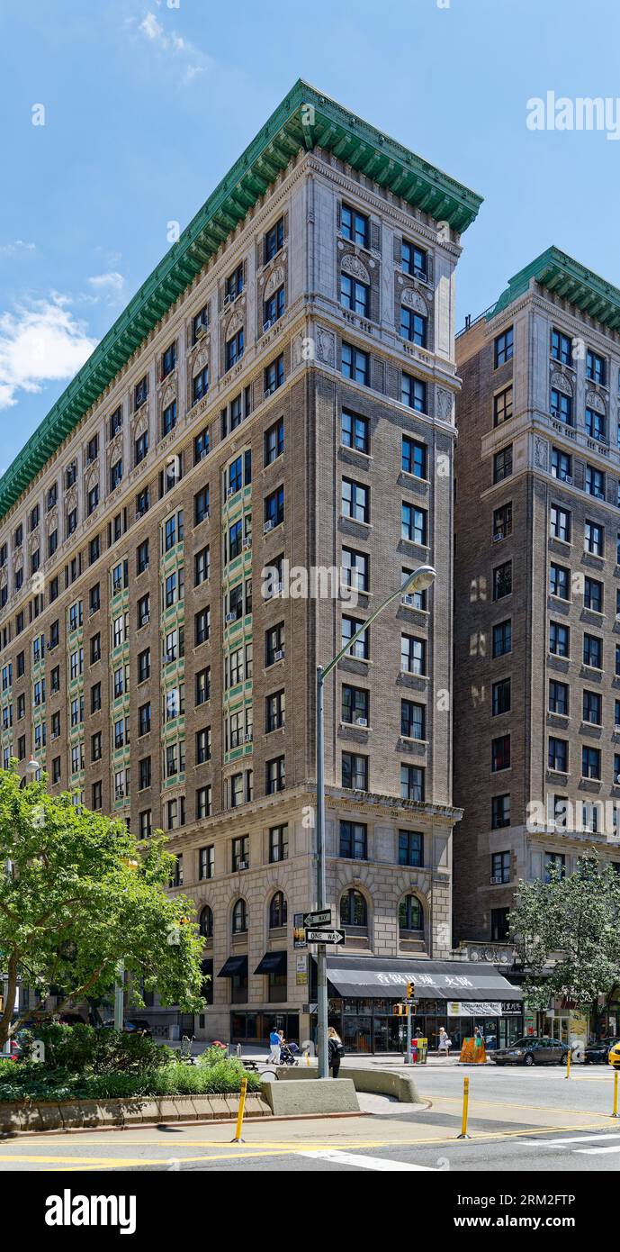 Manhattan Valley: Borchardts Fassade an der 220 West 98th Street behält die klassische dreiteilige Form von Basis, Schacht und Hauptstadt. Stockfoto