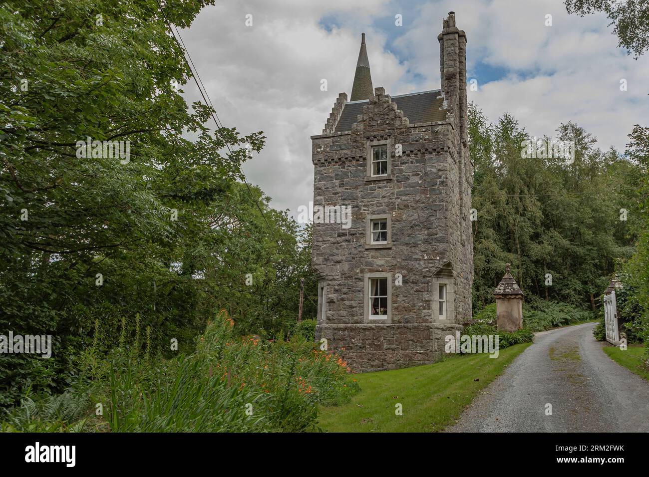 Hohes, dreistöckiges schottisches Torhaus am Fuße einer Einfahrt Stockfoto