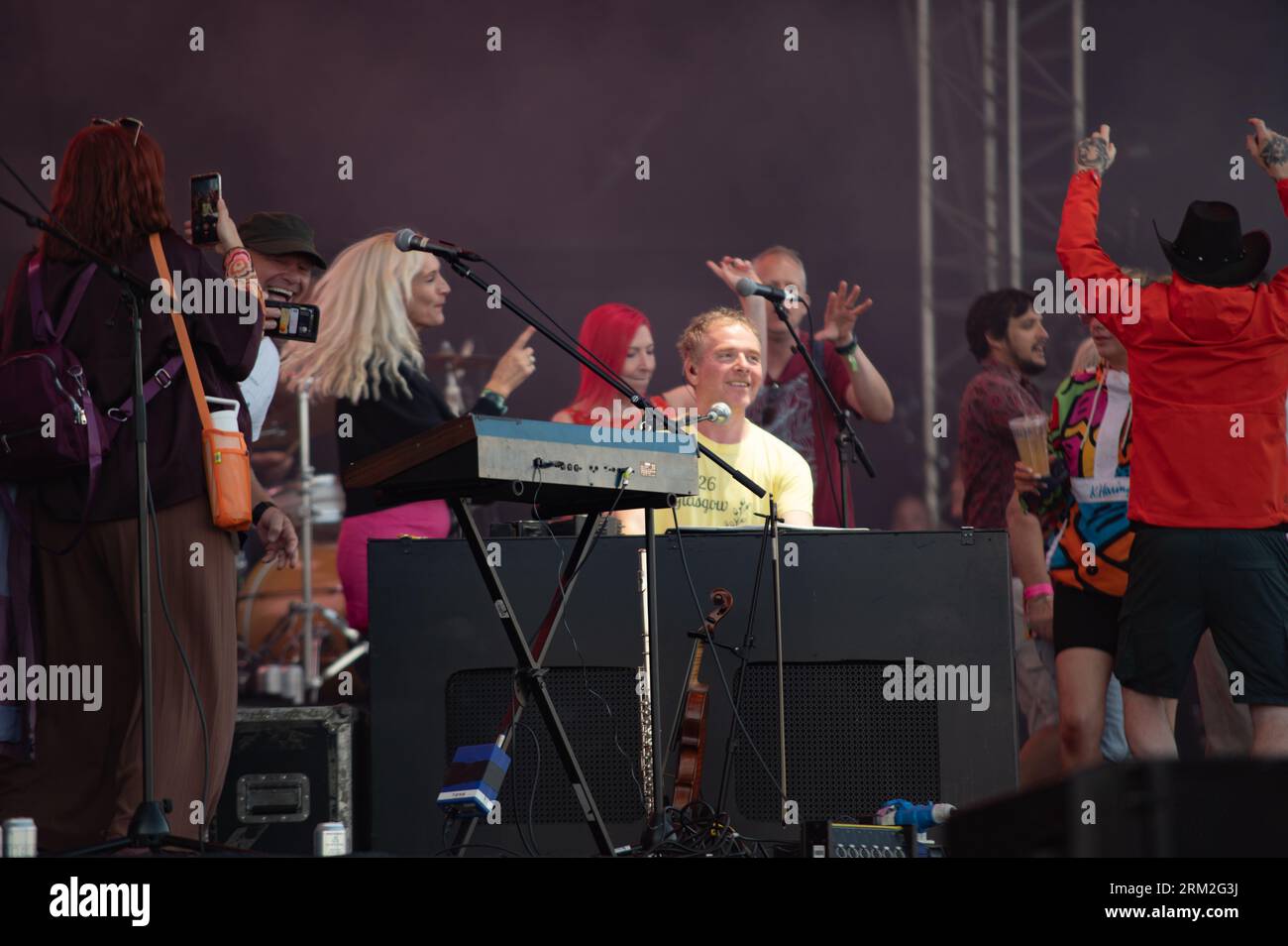 Portsmouth, Vereinigtes Königreich. 26. August 2023. Belle & Sebastian laden Fans auf die Bühne des Siegerfestivals 2023 ein. Cristina Massei/Alamy Live News Stockfoto