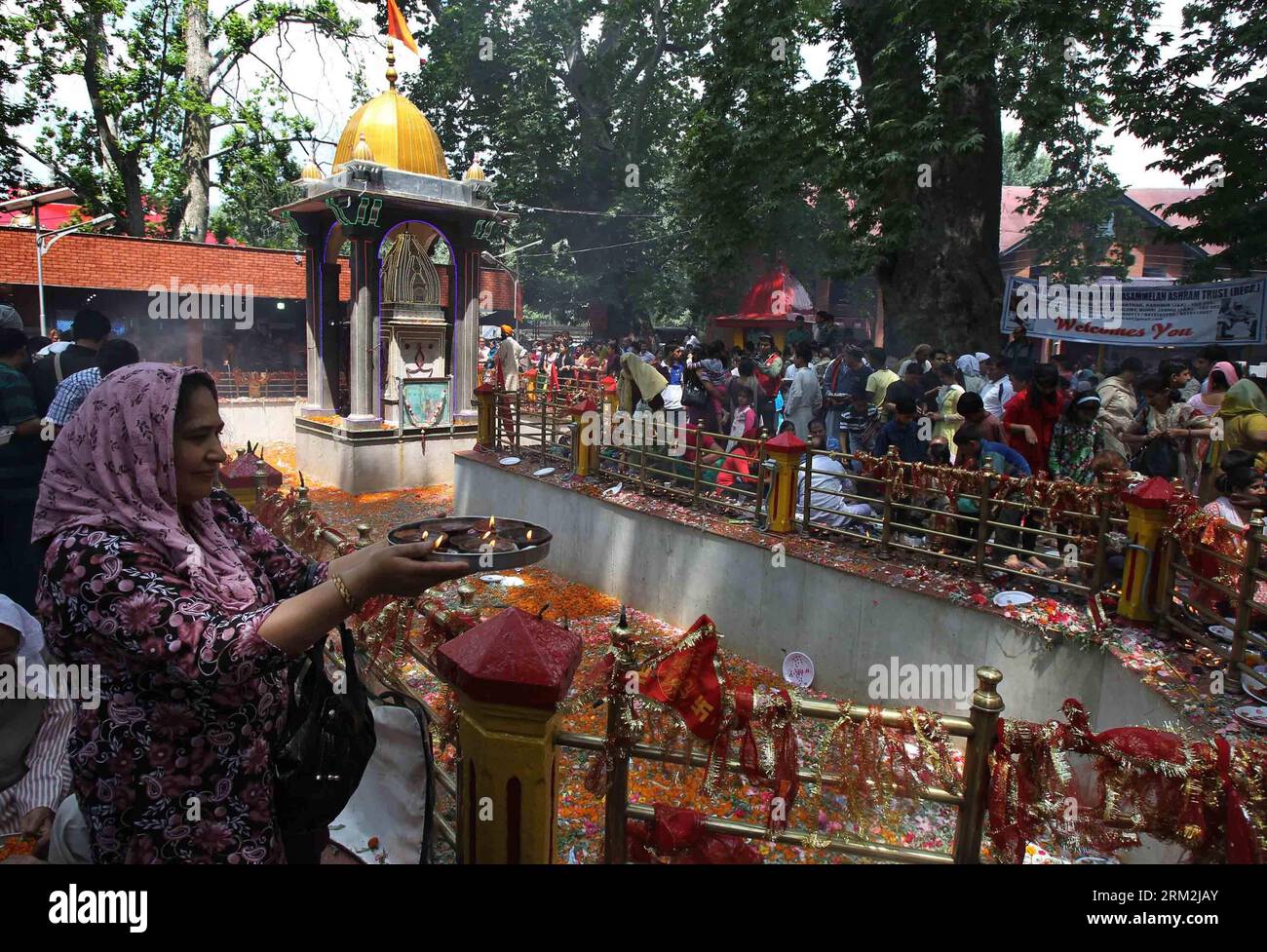 Bildnummer: 59844676 Datum: 17.06.2013 Copyright: imago/Xinhua (130617) -- SRINAGAR, 17. Juni 2013 (Xinhua) -- ein Hindu-Anhänger aus Kaschmir mit irdenen Lampen auf einem Teller, um der Gottheit im Khir Bhawani-Tempel in Tulmula, etwa 30 Kilometer nördlich von Srinagar, der Sommerhauptstadt des von Indien kontrollierten Kaschmirs, Respekt zu zollen, am 17. Juni 2013. Tausende hinduistische Gläubige drängten sich in den historischen Kheer Bhavani Tempel, der der hinduistischen Göttin Kheer Bhavani gewidmet war, und boten Gebete an. (Xinhua/Javed dar) (dzl) INDIA-KASHMIR-SRINAGAR-HINDU FESTIVAL PUBLICATIONxNOTxINxCHN Gesellschaft Premiere x0x xsk 2013 quer Stockfoto