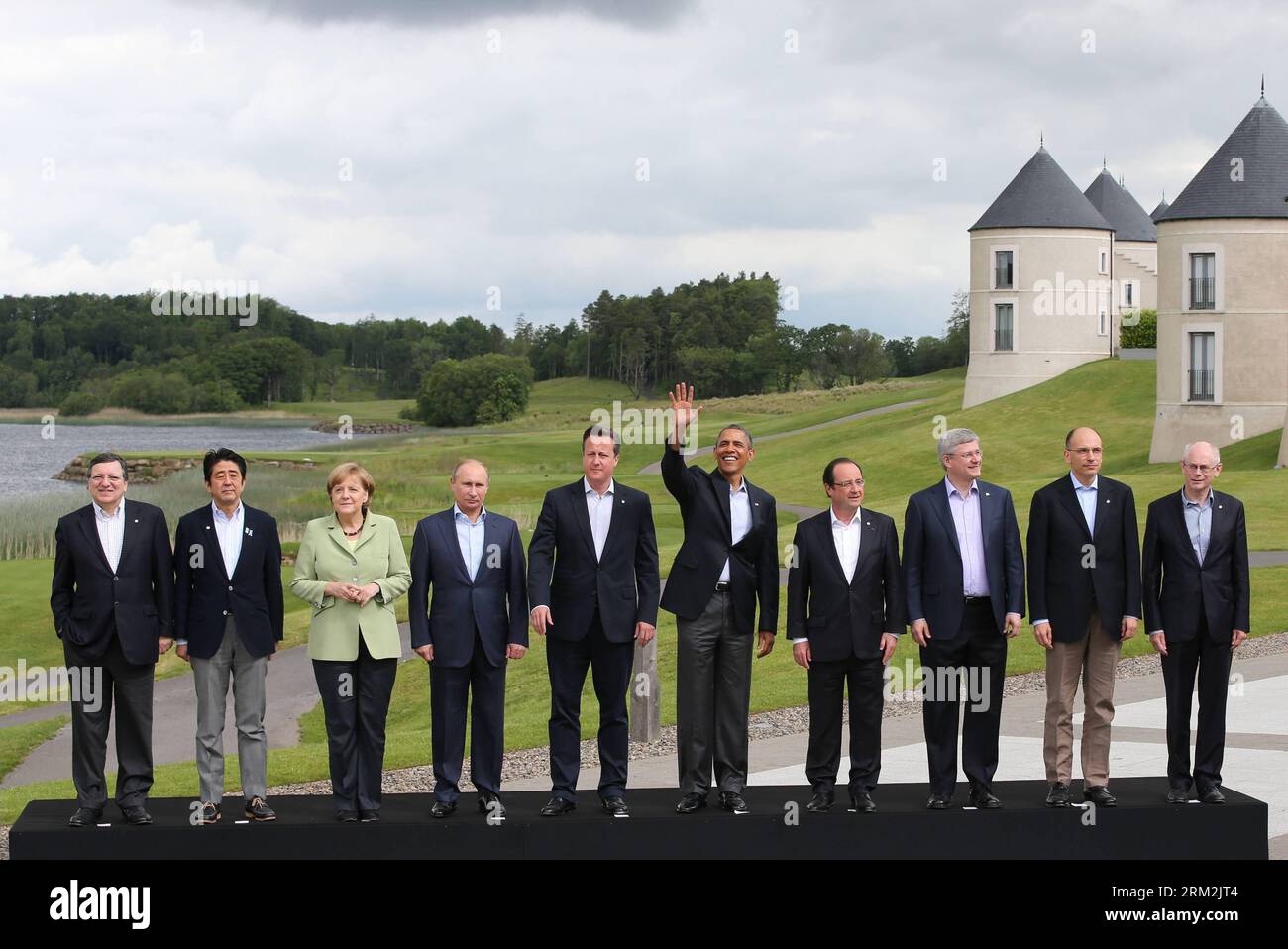 Bildnummer: 59852494 Datum: 18.06.2013 Copyright: imago/Xinhua (130618) -- FERMANAGH, 18. Juni 2013 (Xinhua) -- (L-R) Präsident der Europäischen Kommission Jose Manuel Barroso, japanischer Premierminister Shinzo Abe, deutsche Bundeskanzlerin Angela Merkel, russischer Präsident Vladimir Putin, britischer Premierminister David Cameron, US-Präsident Barack Obama, französischer Präsident Francois Hollande, der kanadische Premierminister Stephen Harper, der italienische Premierminister Enrico Letta und der Präsident des Europäischen Rates Herman Van Rompuy posieren für ein Gruppenfoto im Lough Erne Resort in der Nähe von Enniskillen in Nordirland, Großbritannien, am 18. Juni 2 Stockfoto