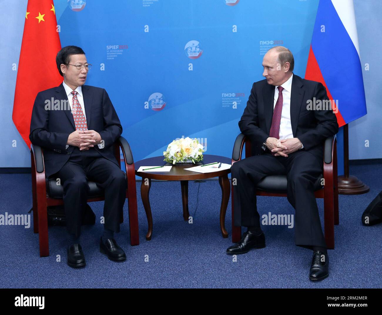 Bildnummer: 59878865 Datum: 20.06.2013 Copyright: imago/Xinhua (130620) -- ST. PETERSBURG, 20. Juni 2013 (Xinhua) -- der russische Präsident Wladimir Putin trifft sich mit dem chinesischen Vize-Premier Zhang Gaoli (L), der Vertreter der chinesischen Regierung ist, um an der St. Petersburger Internationales Wirtschaftsforum in St. Petersburg, Russland, 20. Juni 2013. (Xinhua/Pang Xinglei) (zc) RUSSLAND-CHINA-ZHANG GAOLI-PUTIN-TREFFEN PUBLICATIONxNOTxINxCHN People xas x0x 2013 quer premiumd 59878865 Datum 20 06 2013 Copyright Imago XINHUA St. Petersburg 20. Juni 2013 XINHUA russischer Präsident Wladimir Putin trifft W Stockfoto