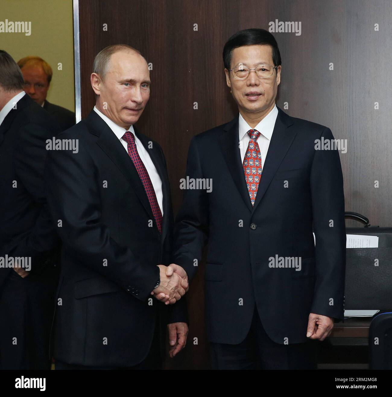 Bildnummer: 59878866 Datum: 20.06.2013 Copyright: imago/Xinhua (130620) -- ST. PETERSBURG, 20. Juni 2013 (Xinhua) -- der russische Präsident Wladimir Putin trifft sich mit dem chinesischen Vize-Premier Zhang Gaoli (R), der Vertreter der chinesischen Regierung ist, um an der St. Petersburger Internationales Wirtschaftsforum in St. Petersburg, Russland, 20. Juni 2013. (Xinhua/Pang Xinglei) (zc) RUSSLAND-CHINA-ZHANG GAOLI-PUTIN-TREFFEN PUBLICATIONxNOTxINxCHN People xas x0x 2013 Quadrat Premiere 59878866 Datum 20 06 2013 Copyright Imago XINHUA Sankt Petersburg 20. Juni 2013 der russische Präsident Wladimir Putin trifft sich Stockfoto