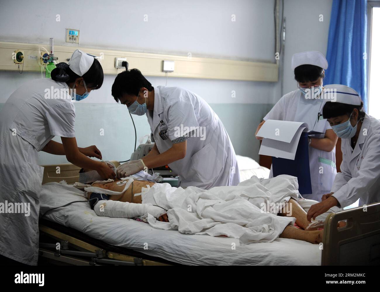 Bildnummer: 59882516 Datum: 21.06.2013 Copyright: imago/Xinhua (130621) -- SHUOZHOU, 21. Juni 2013 (Xinhua) -- eine verletzte Person wird in einem Krankenhaus in Shuozhou, nordchinesische Provinz Shanxi, am 21. Juni 2013 behandelt. Ein Feuer und eine anschließende Explosion, die Mittwochnacht durch ein Restaurant in Shuozhou gerissen wurde, hat mindestens drei Tote und 149 weitere verletzt, darunter 19 schwer verletzt. (Xinhua/Yan Yan) (zc) CHINA-SHANXI-SHUOZHOU-RESTAURANT EXPLOSIONSBEHANDLUNG (CN) PUBLICATIONXNOTXINXCHN Gesellschaft Gesundheit Krankenhaus Feuer Brand Opfer x0x xst 2013 quer 59882516 Datum 2 Stockfoto