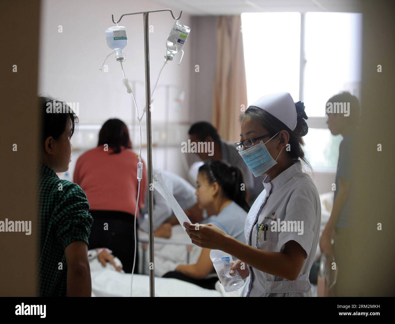 Bildnummer: 59882518 Datum: 20.06.2013 Copyright: imago/Xinhua (130621) -- SHUOZHOU, 20. Juni 2013 (Xinhua) -- Ein Mediziner spricht mit einem Familienmitglied einer verletzten Person in einem Krankenhaus in Shuozhou, nordchinesische Provinz Shanxi, 20. Juni 2013. Ein Feuer und eine anschließende Explosion, die Mittwochnacht durch ein Restaurant in Shuozhou gerissen wurde, hat mindestens drei Tote und 149 weitere verletzt, darunter 19 schwer verletzt. (Xinhua/Yan Yan) (zc) CHINA-SHANXI-SHUOZHOU-RESTAURANT EXPLOSIONSBEHANDLUNG (CN) PUBLICATIONXNOTXINXCHN Gesellschaft Gesundheit Krankenhaus Feuer Brand Opfer x0x xst 20 Stockfoto