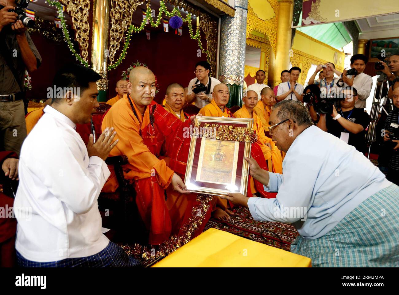 Bildnummer: 59882539 Datum: 21.06.2013 Copyright: imago/Xinhua (130621) -- YANGON, 21. Juni 2013 (Xinhua) -- Ein Zertifikat wird zwischen chinesischen und Myanmar-buddhistischen Meistern während der Übergabe einer Sakyamuni-Zahn-Relikt-Stupa-Replik an der Shwedagon-Pagode in Yangon, Myanmar, 21. Juni 2013 ausgetauscht. Eine große religiöse Zeremonie der Übergabe und Verwahrung einer Sakyamuni-Zahn-Reliquien-Stupa-Nachbildung aus China fand am Freitag in der Shwedagon-Pagode in Myanmar in Yangon statt. (Xinhua/U Aung)(bxq) MYANMAR-YANGON-RELIGION PUBLICATIONxNOTxINxCHN Gesellschaft Religion Buddhismus Buddhisten fest Reliquie x Stockfoto