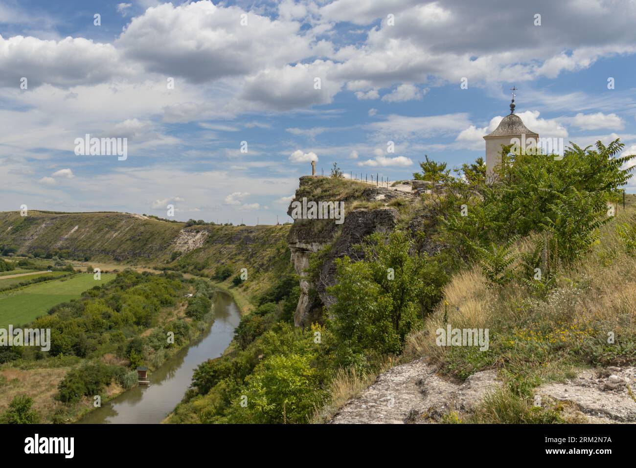 Wunderschöne grüne Landschaft von Old Orhei, Moldawien mit orthodoxer Kirche und Kreuz Stockfoto