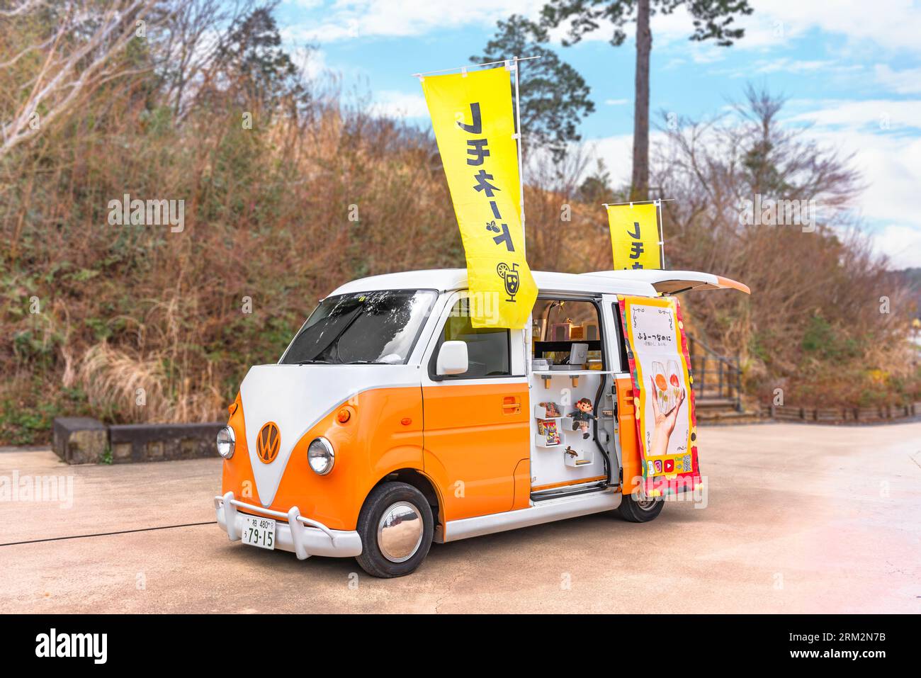 saitama, japan - 16. märz 2023: Süßer orange-weißer Food Truck der legendären Marke Volkswagen, berühmt für seinen Kombi-Transporter aus den 60er Jahren Stockfoto