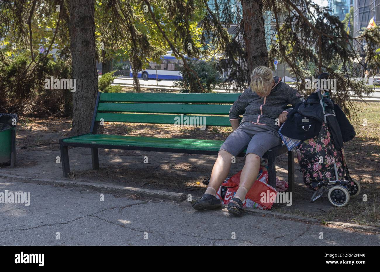 Obdachlose Frau schläft am 5. August 2023 in Europas ärmstem Land Stockfoto