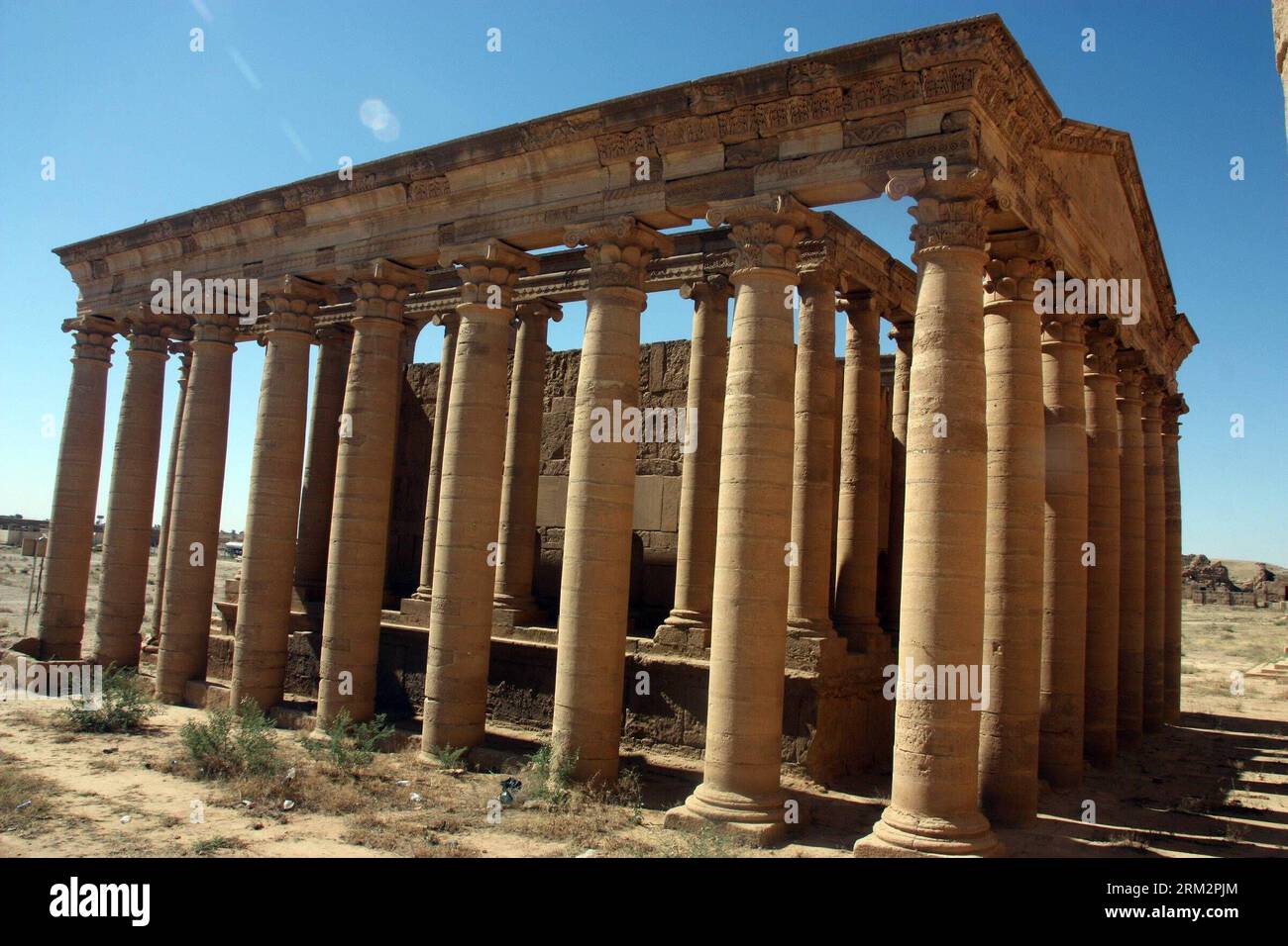 (130624) -- MOSUL (IRAK), 22. Juni 2013 (Xinhua) -- Foto aufgenommen am 22. Juni 2013 zeigt einen Teil der Überreste von Hatra, einer antiken Stadt 110 Kilometer südwestlich von Mosul, Irak. Hatra, eine große befestigte Stadt unter dem Einfluss des parthischen Reiches und Hauptstadt des ersten arabischen Reiches, trotzte den Invasionen der Römer in den Jahren 116 und 198 dank seiner hohen, dicken Mauern, die durch Türme verstärkt wurden. Die Überreste der Stadt, insbesondere die Tempel, in denen hellenistische und römische Architektur mit östlichen dekorativen Elementen verschmolzen sind, zeugen von der Größe ihrer Zivilisation. Sie wurde in die Liste der UN aufgenommen Stockfoto