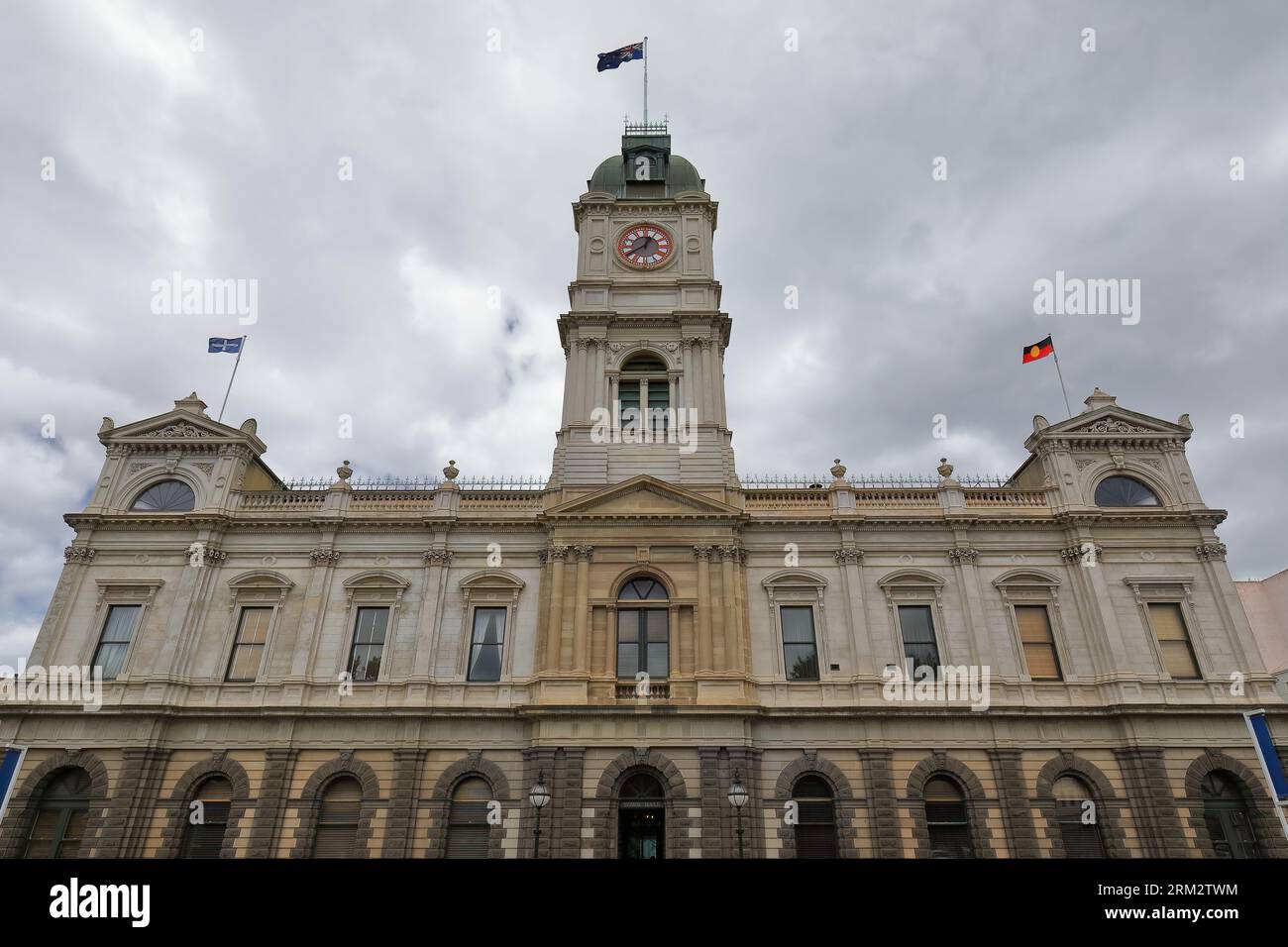 Das 876 erbaute Rathaus wurde 1870-72 n. Chr. im klassizistischen Stil erbaut. Die Straßen Sturt und Armstrong liegen südöstlich der Ecke. Ballarat-Australien. Stockfoto