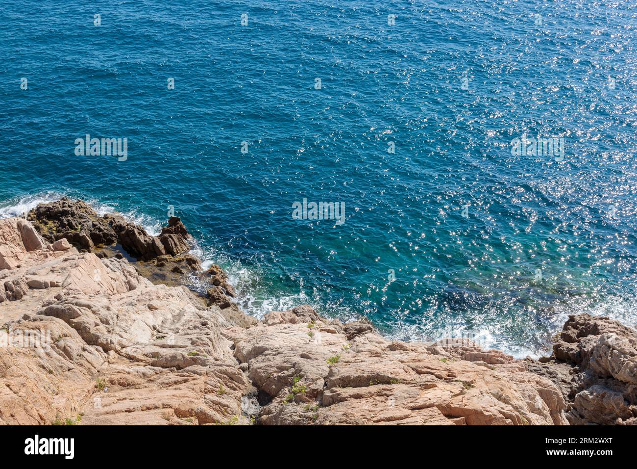 Die türkisfarbene Lagune Spaniens und die felsigen Küsten aus der Vogelperspektive Stockfoto