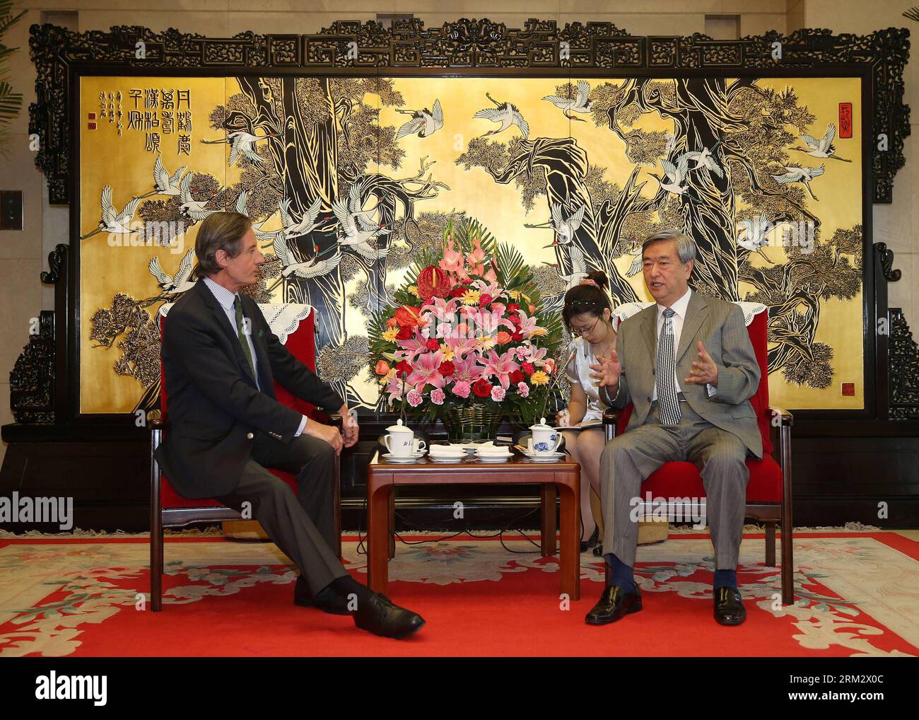 Bildnummer: 59910080 Datum: 27.06.2013 Copyright: imago/Xinhua BEIJING, 2013 - der Präsident der Xinhua Nachrichtenagentur Li Congjun (R) trifft sich mit dem UN-Untergeneralsekretär für Kommunikation und öffentliche Information Peter Launsky-Tieffenthal in Peking, der Hauptstadt Chinas, am 27. Juni 2013. (Xinhua/Wang Shen) (ry) CHINA-PEKING-XINHUA PRESIDENT-UN-MEETING (CN) PUBLICATIONxNOTxINxCHN People Politik xjh x0x 2013 quer 59910080 Datum 27 06 2013 Copyright Imago XINHUA Peking 2013 Präsident der XINHUA Nachrichtenagentur verließ Congjun r trifft sich mit UN-Untergeneralsekretär für Kommunikation und Öffentlichkeitsarbeit PE Stockfoto
