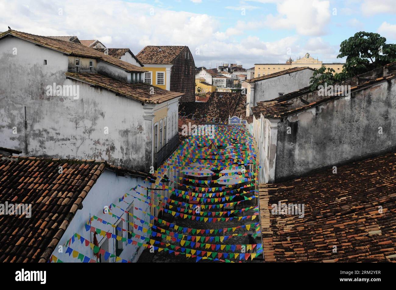 Bildnummer: 59917548  Datum: 28.06.2013  Copyright: imago/Xinhua BAHIA, June 28, 2013 - Colorful papers adorn a street in the neighborhood of Pelourinho, in Salvador de Bahia, Bahia state, Brazil, on June 28, 2013. The neighborhood of Pelourinho is located in the historical center of Salvador de Bahia and part of the historical heritage of the UNESCO. Bahia will be the venue of third and fourth place match of the FIFA s Confederations Cup Brazil 2013. (Xinhua/Nicolas Celaya) (itm) (SP)BRAZIL-BAHIA-CONFEDERATIONS-DAILY LIFE PUBLICATIONxNOTxINxCHN xas x0x 2013 quer premiumd     59917548 Date 28 Stockfoto