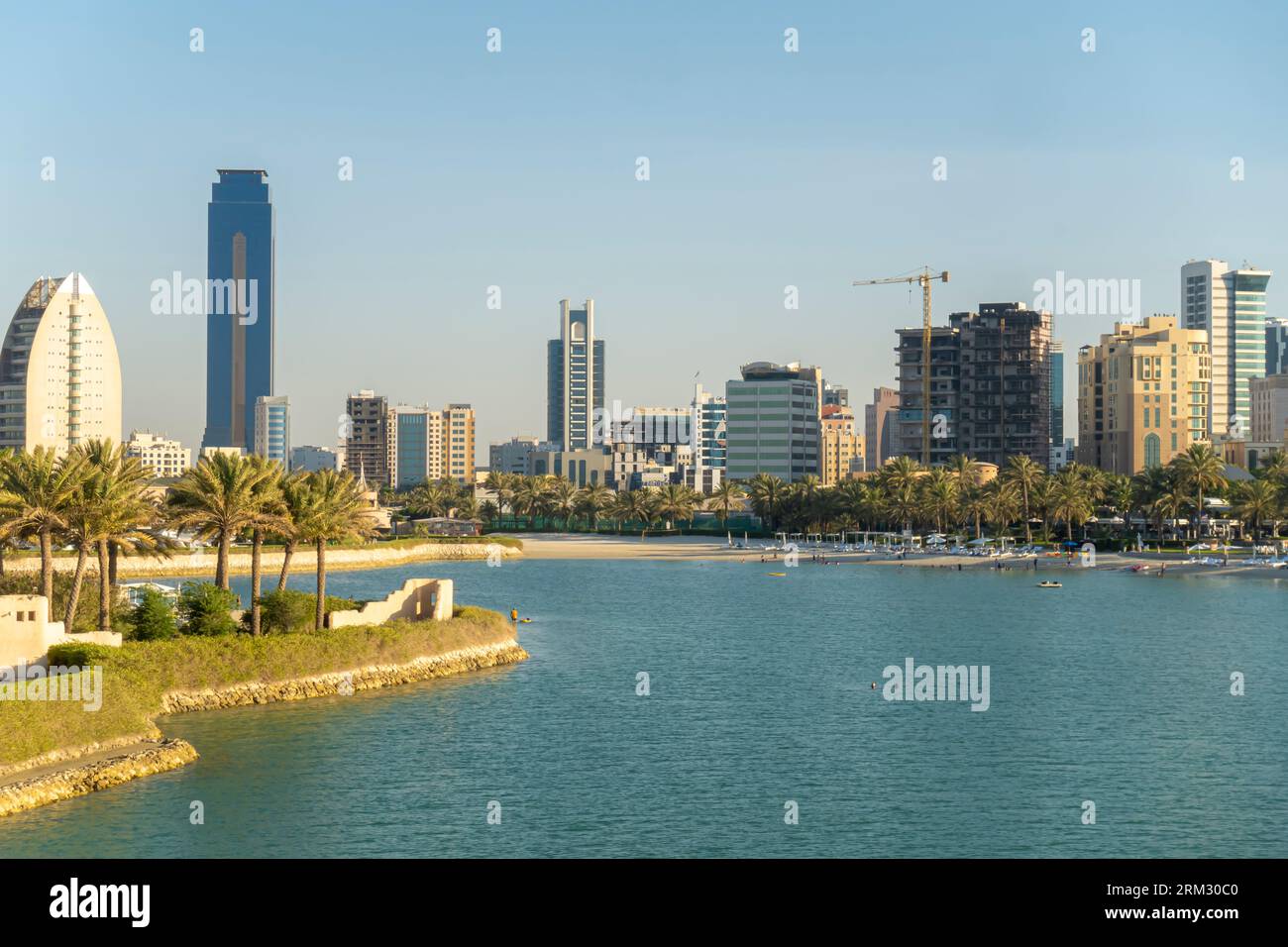 Skyline der Bucht von Bahrain – Hotels, Gebäude, Wolkenkratzer in der Bucht von Bahrain Stockfoto