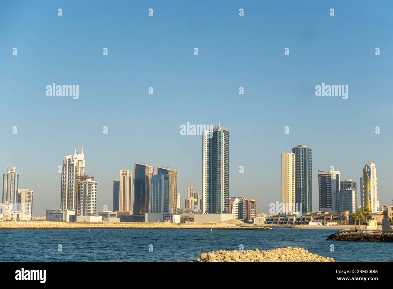 Skyline der Bucht von Bahrain – Hotels, Gebäude, Wolkenkratzer in der Bucht von Bahrain Stockfoto
