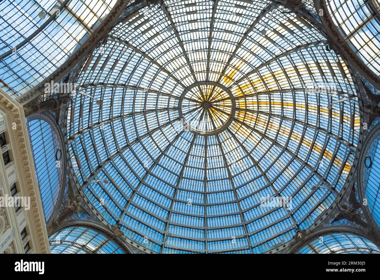 Neapel, Italien, die Decke mit Gläsern in der Galleria Umberto I, die eine öffentliche Einkaufsgalerie in Neapel ist. Stockfoto